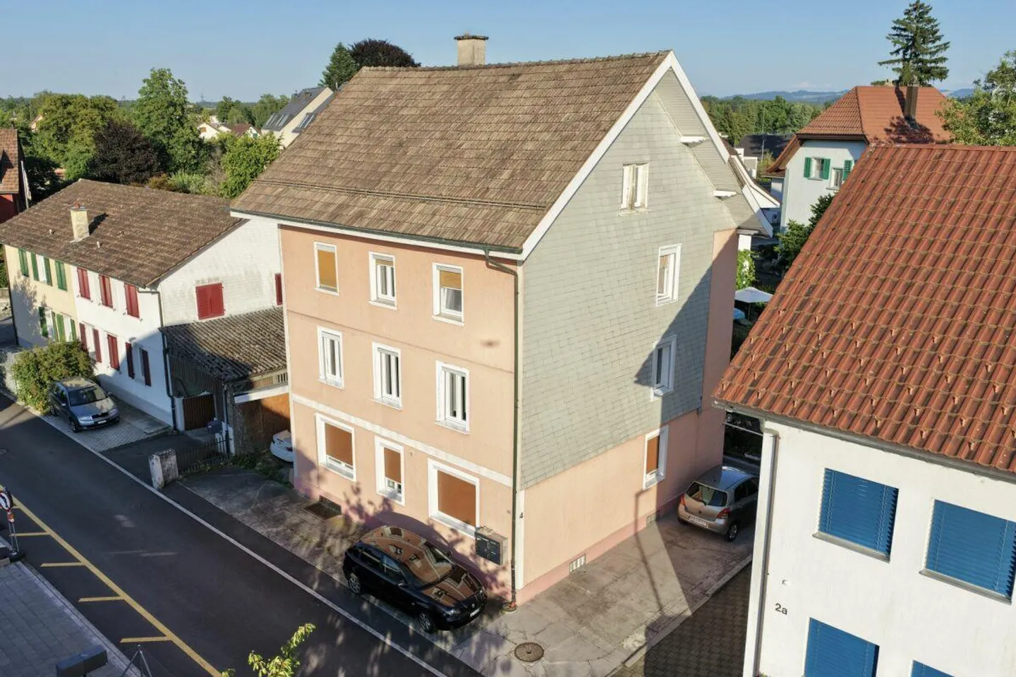 ATTRAKTIVES MEHRFAMILIENHAUS IN ZENTRALER LAGE - TOP RENDITE 5.4 % - Foto 2 von 8