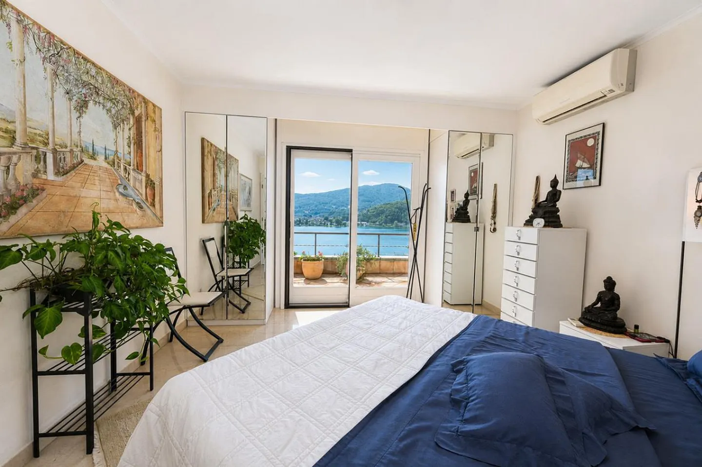 Elegant Penthouse with Lake View - Photo 14 of 23