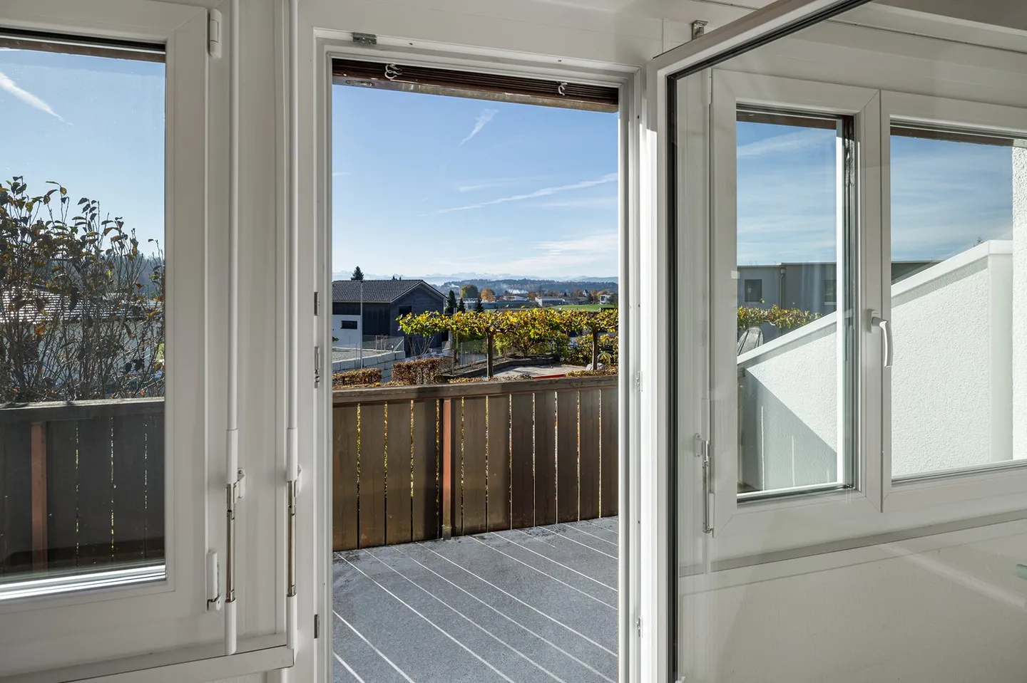 Semi-detached house with wide views, garden and potential - Photo 3 of 9