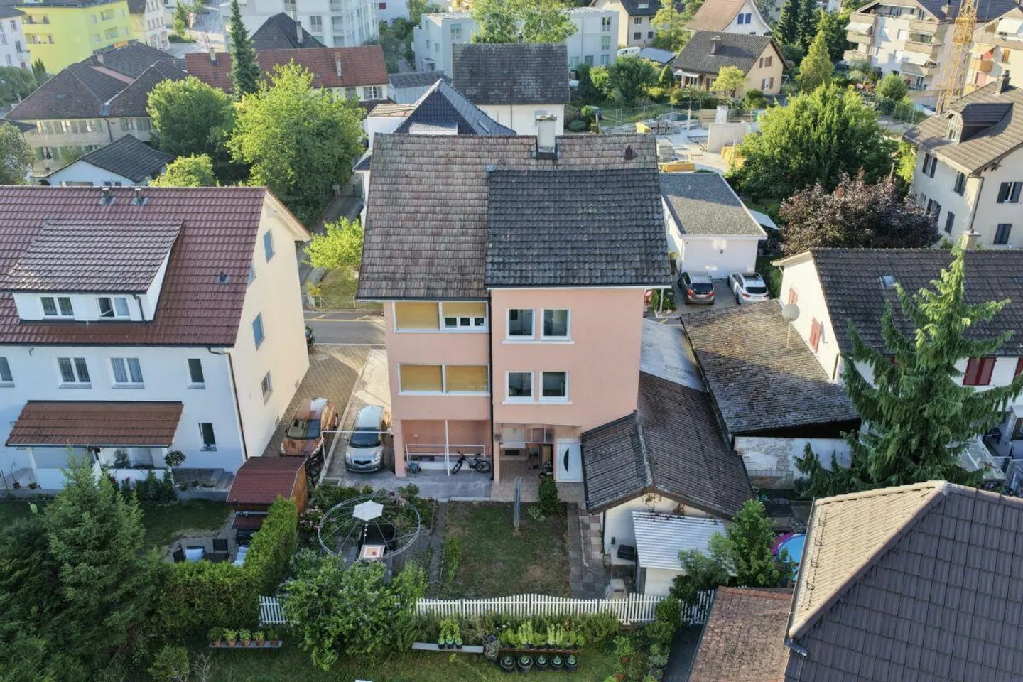 ATTRAKTIVES MEHRFAMILIENHAUS IN ZENTRALER LAGE - TOP RENDITE 5.4 % - Foto 4 von 8