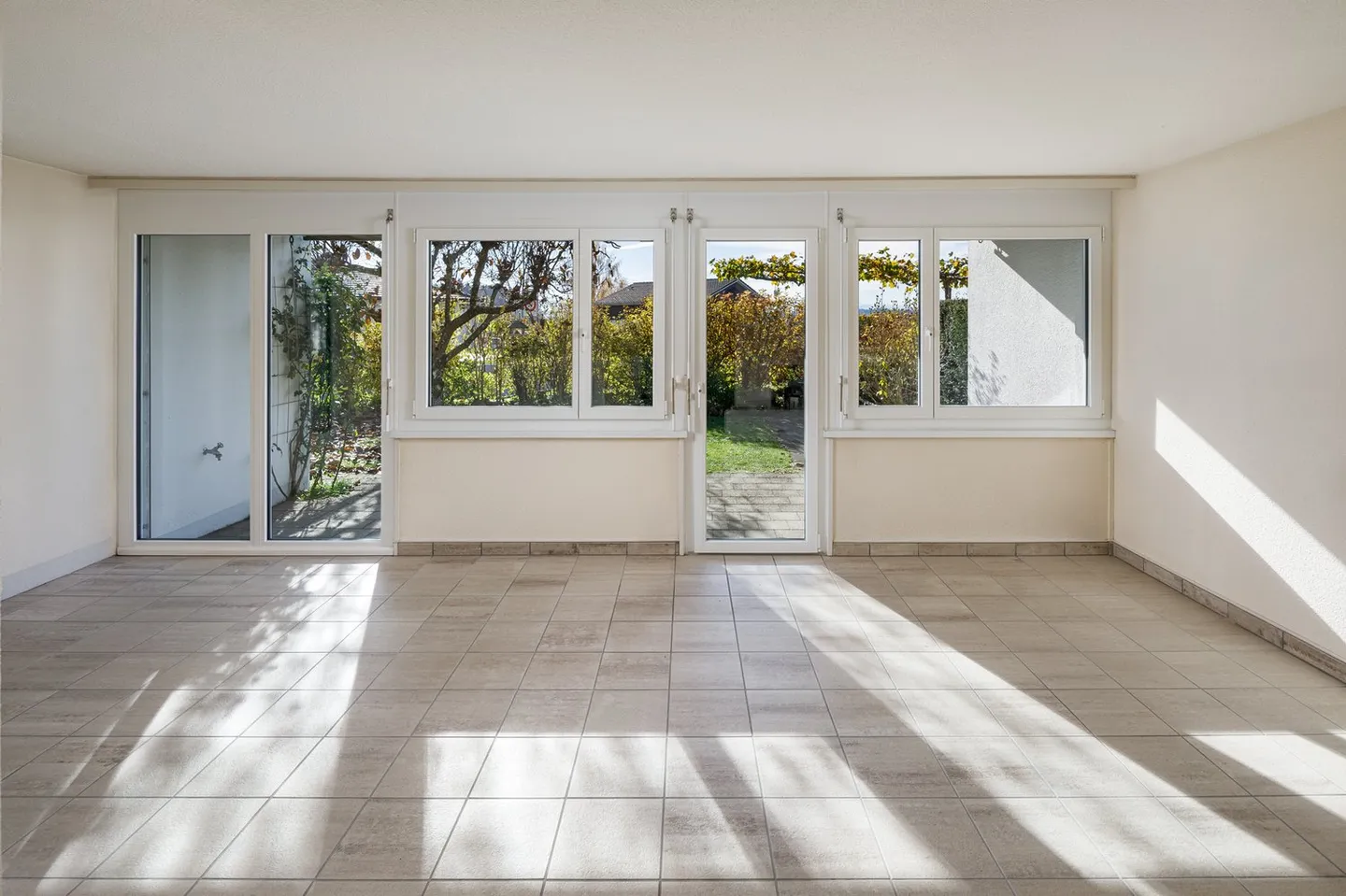 Semi-detached house with wide views, garden and potential - Photo 4 of 9