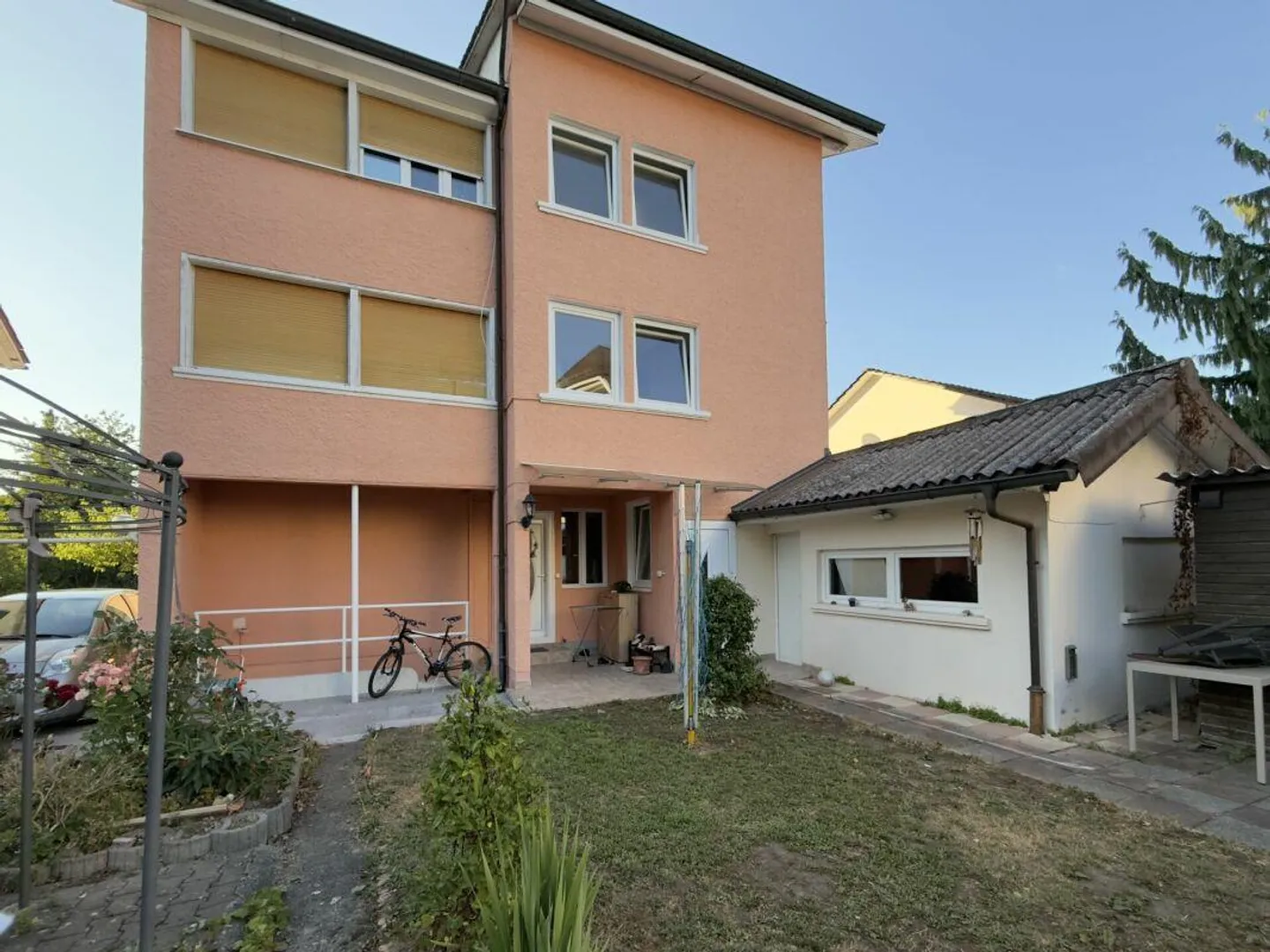 ATTRAKTIVES MEHRFAMILIENHAUS IN ZENTRALER LAGE - TOP RENDITE 5.4 % - Foto 5 von 8