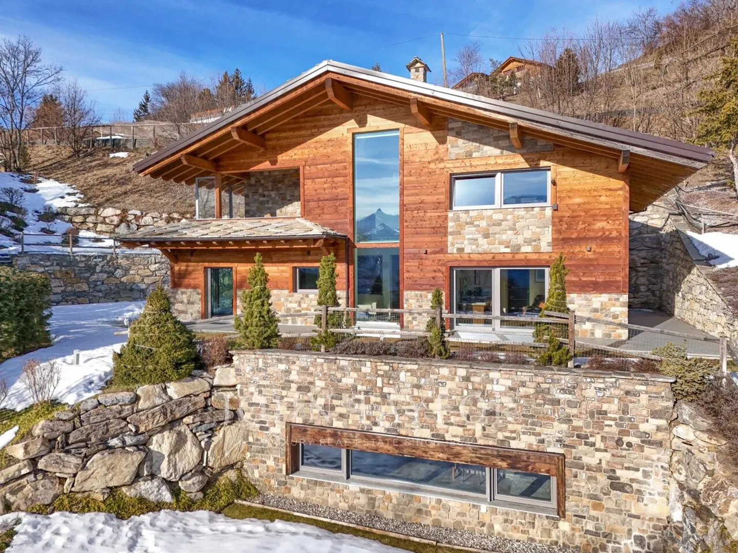 Magnifico chalet contemporaneo con vista sulle Alpi, terreno con piscina, ascensore. - Foto 1 di 12