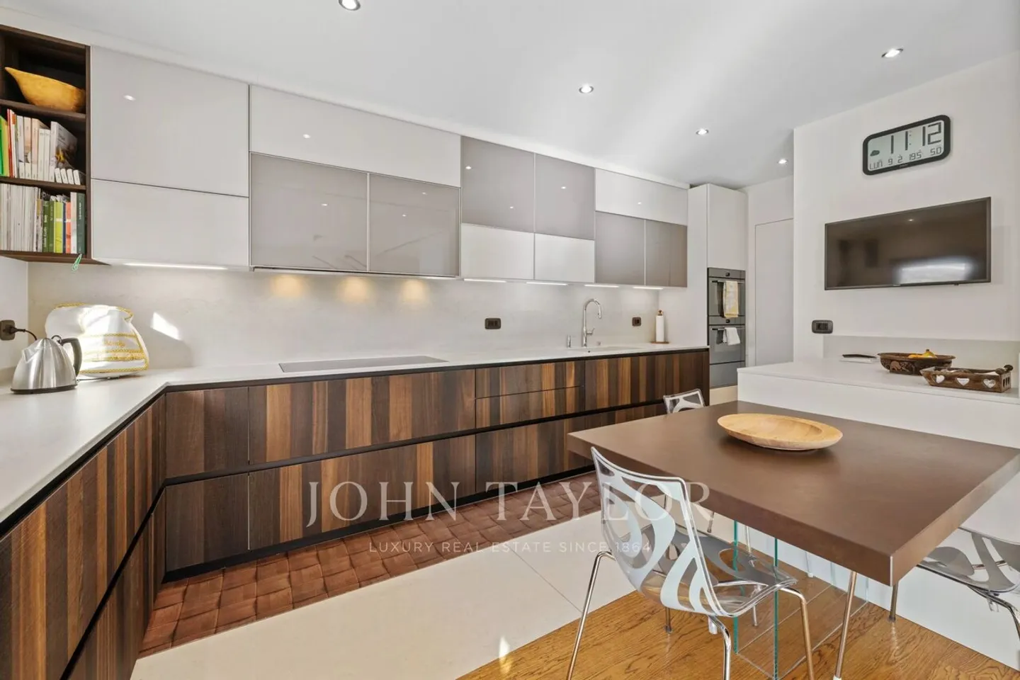 Magnifico chalet contemporaneo con vista sulle Alpi, terreno con piscina, ascensore. - Foto 4 di 12