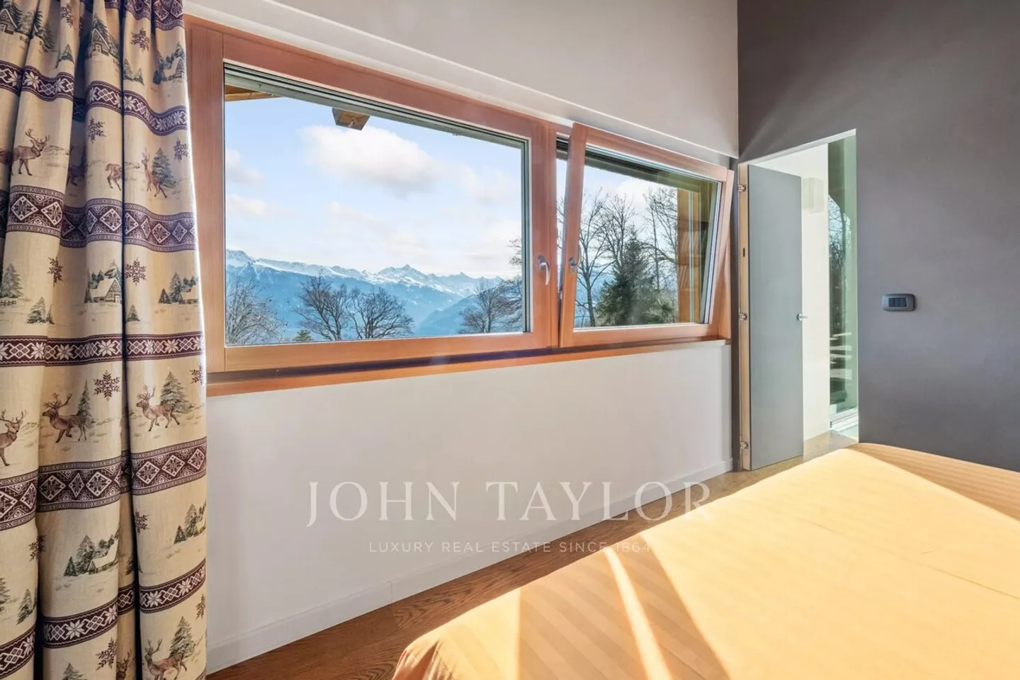 Magnifico chalet contemporaneo con vista sulle Alpi, terreno con piscina, ascensore. - Foto 8 di 12