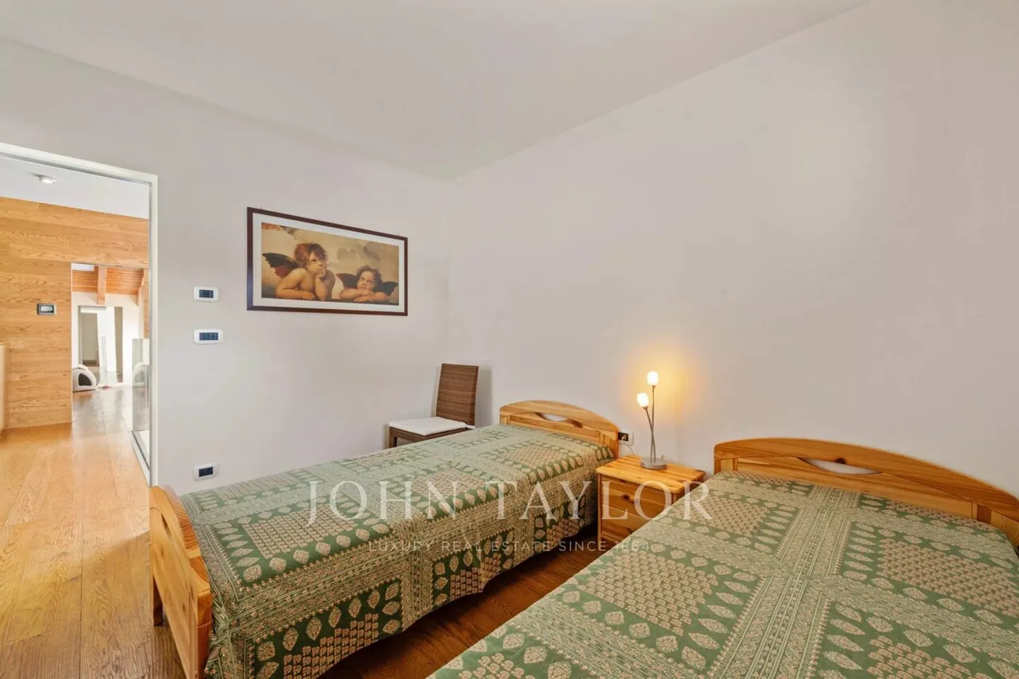 Magnifico chalet contemporaneo con vista sulle Alpi, terreno con piscina, ascensore. - Foto 10 di 12