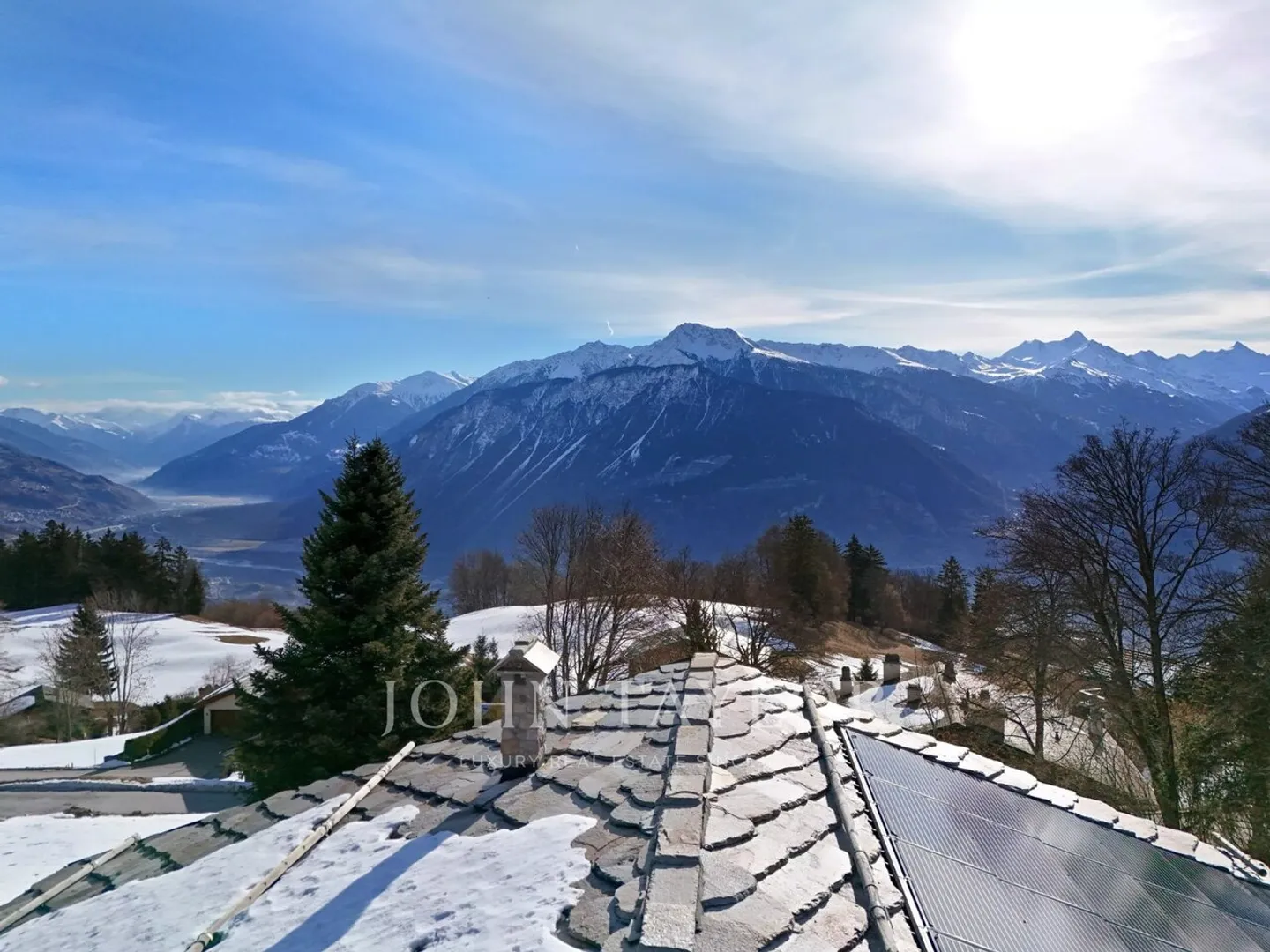 Magnifico chalet contemporaneo con vista sulle Alpi, terreno con piscina, ascensore. - Foto 12 di 12