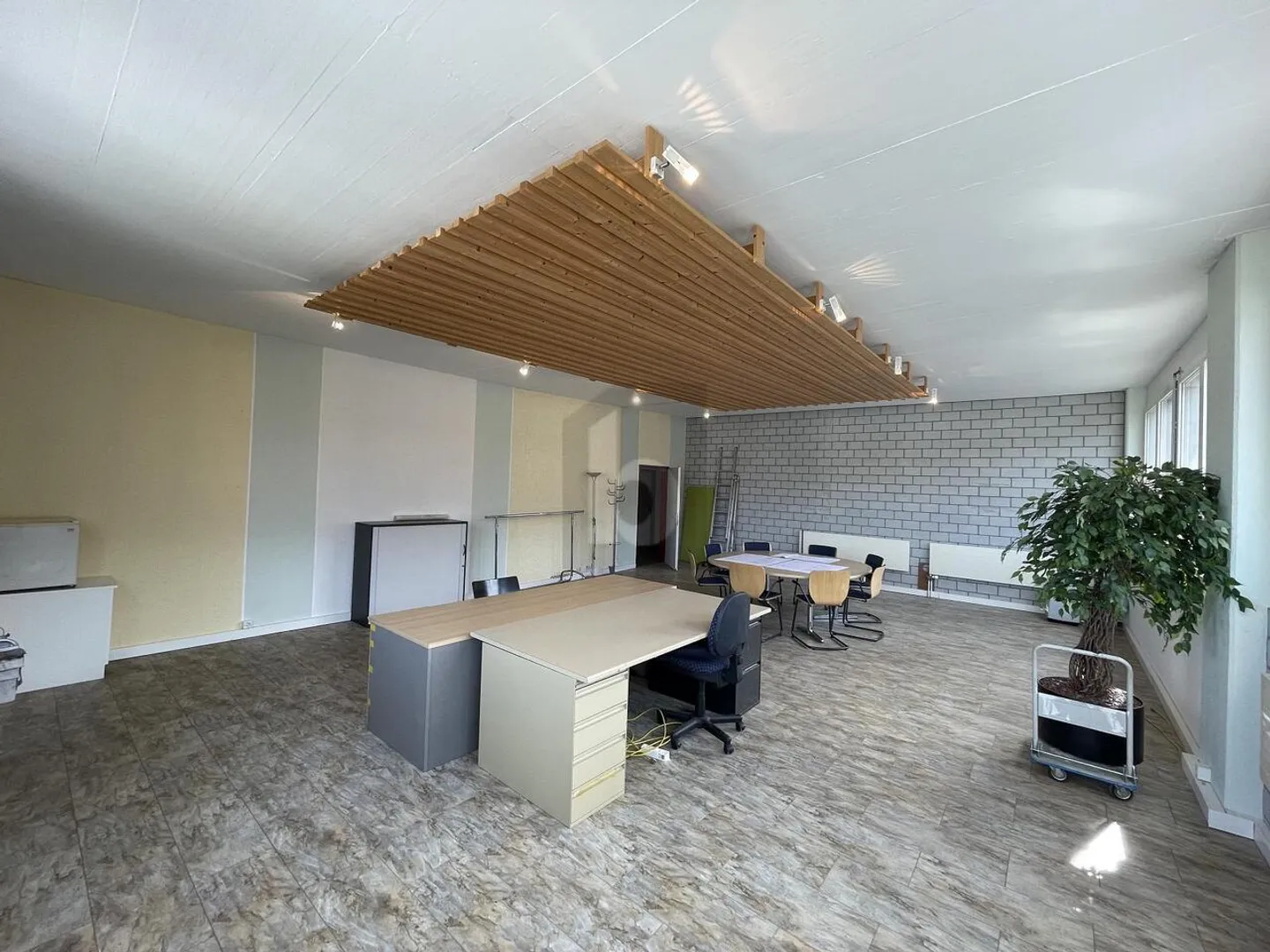BRIGHT AND SPACIOUS IN AN IDEAL LOCATION - Photo 3 of 5