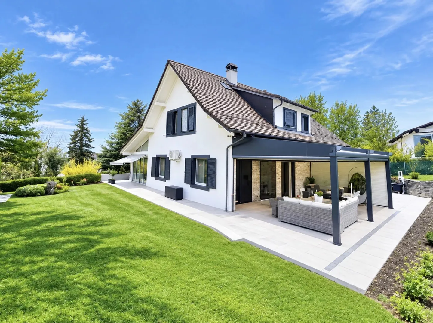 Charming family villa - Photo 1 of 10