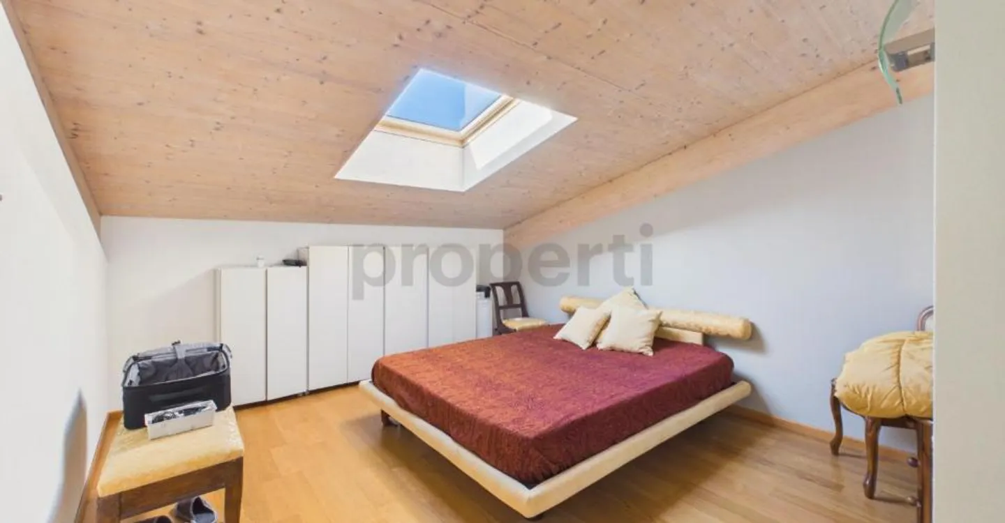 Renovated building in the heart of Contone: a charming duplex attic and two already rented apartments. - Photo 4 of 13