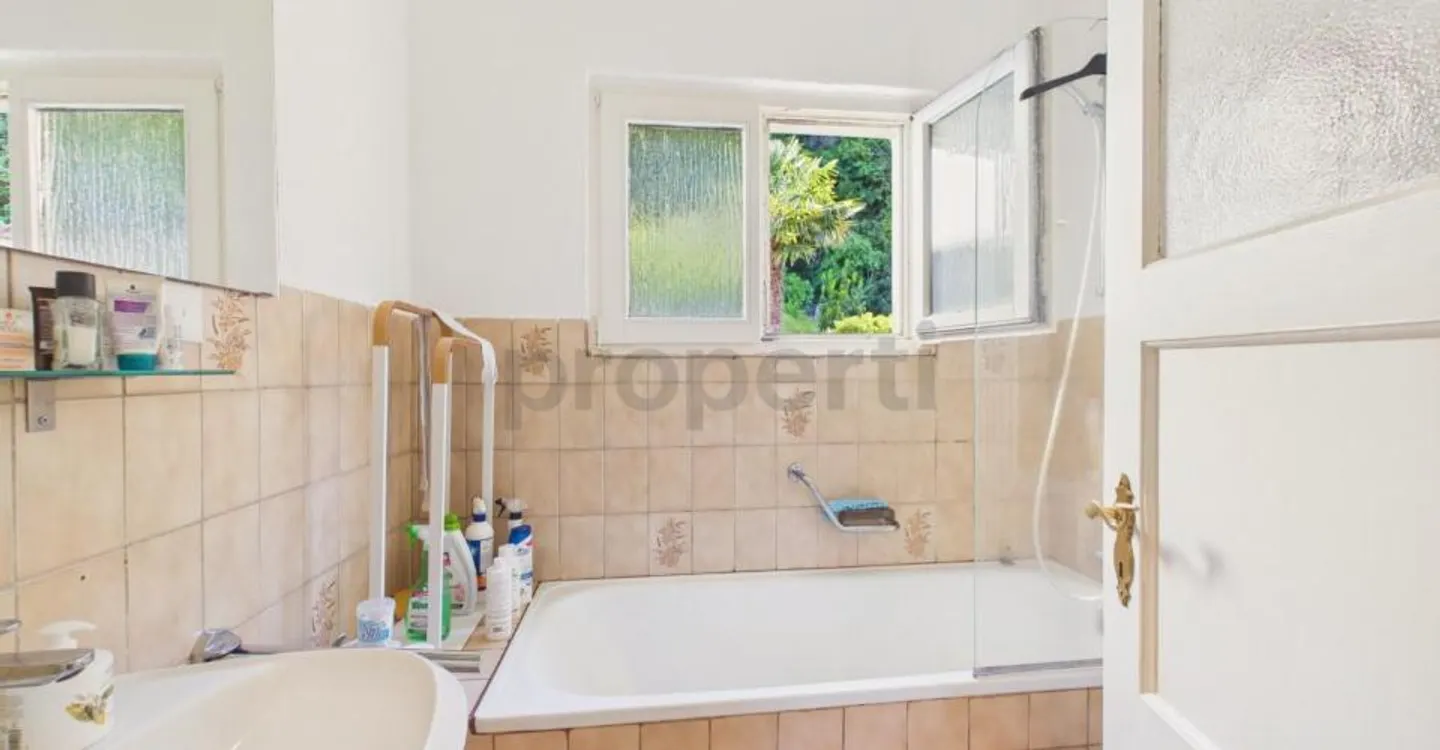 Renovated building in the heart of Contone: a charming duplex attic and two already rented apartments. - Photo 10 of 13