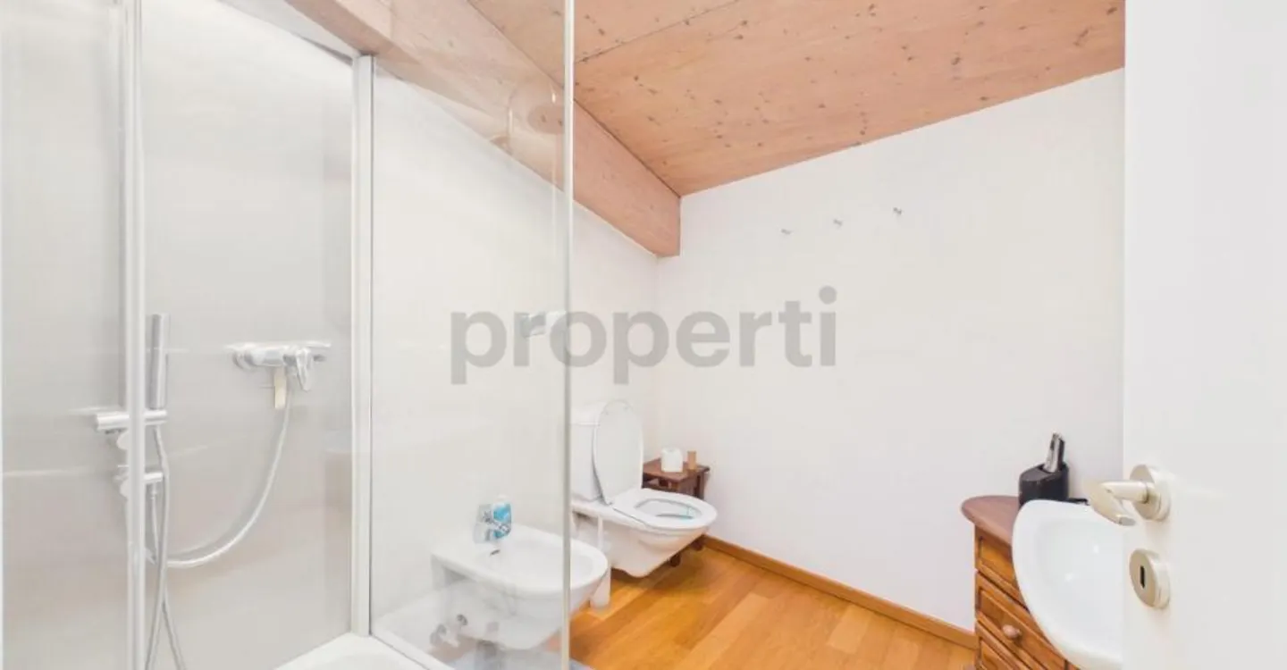Renovated building in the heart of Contone: a charming duplex attic and two already rented apartments. - Photo 11 of 13
