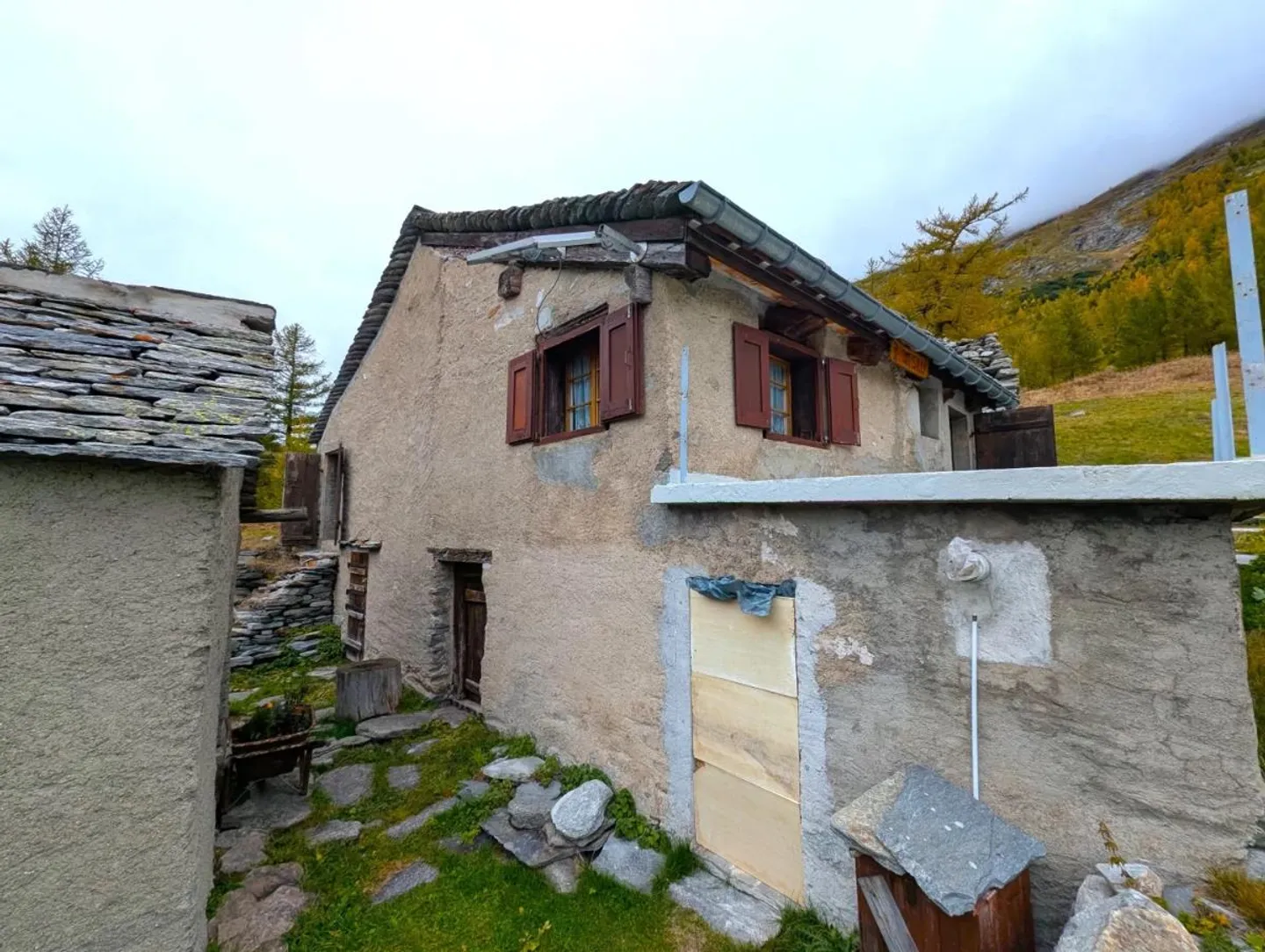 Chalet alpin entouré de forêt de mélèzes dans la région du Simplon - Photo 5 sur 10