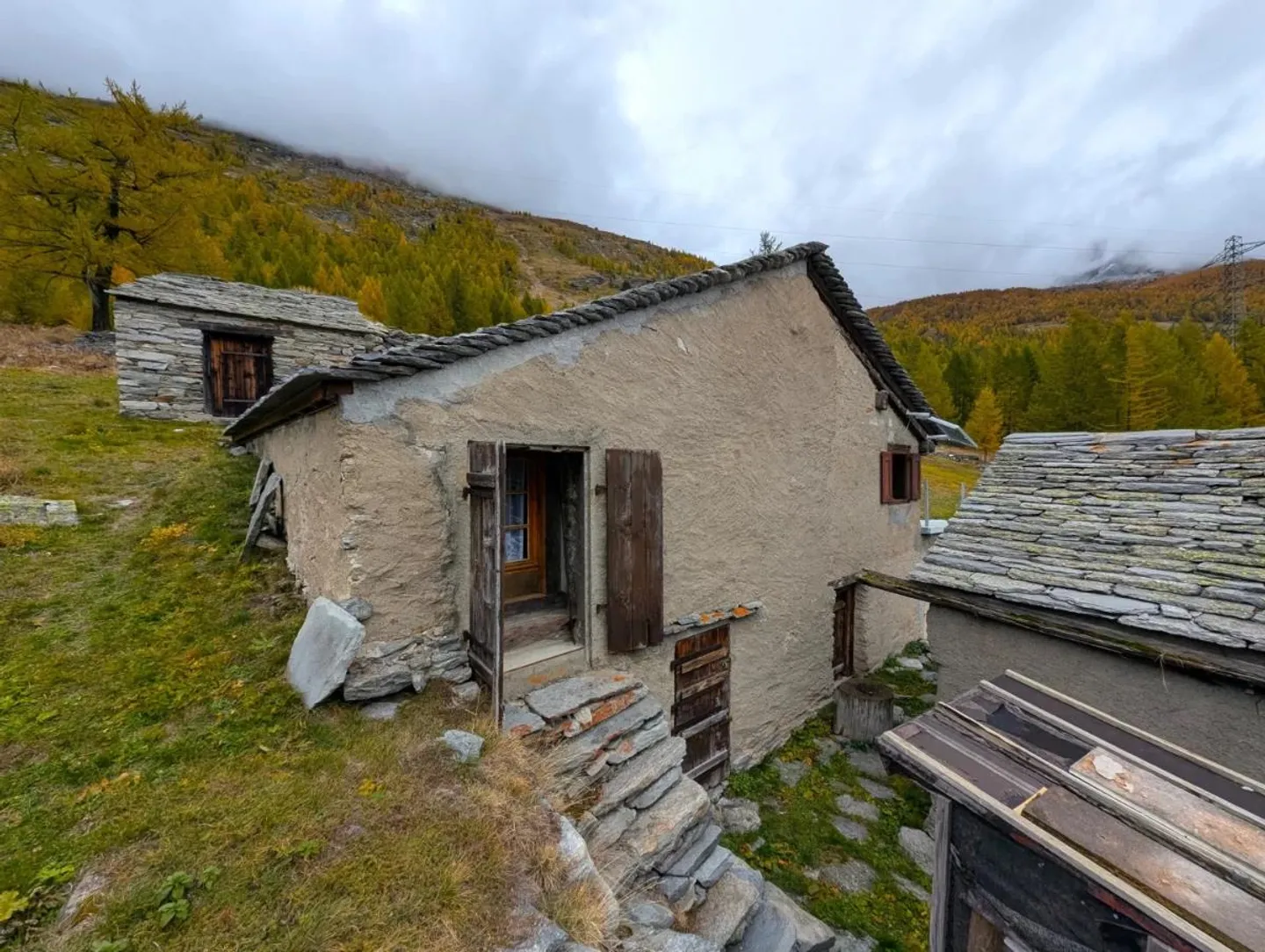 Chalet alpin entouré de forêt de mélèzes dans la région du Simplon - Photo 6 sur 10