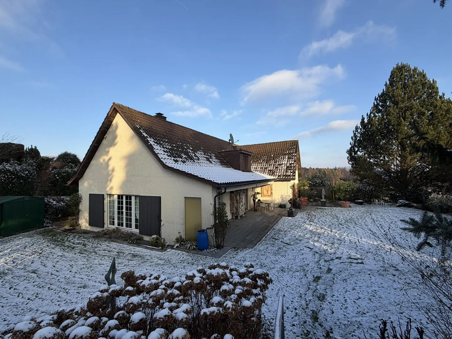 Maison individuelle de 7,5 pièces avec piscine intérieure et jardin paradisiaque - Photo 1 sur 17