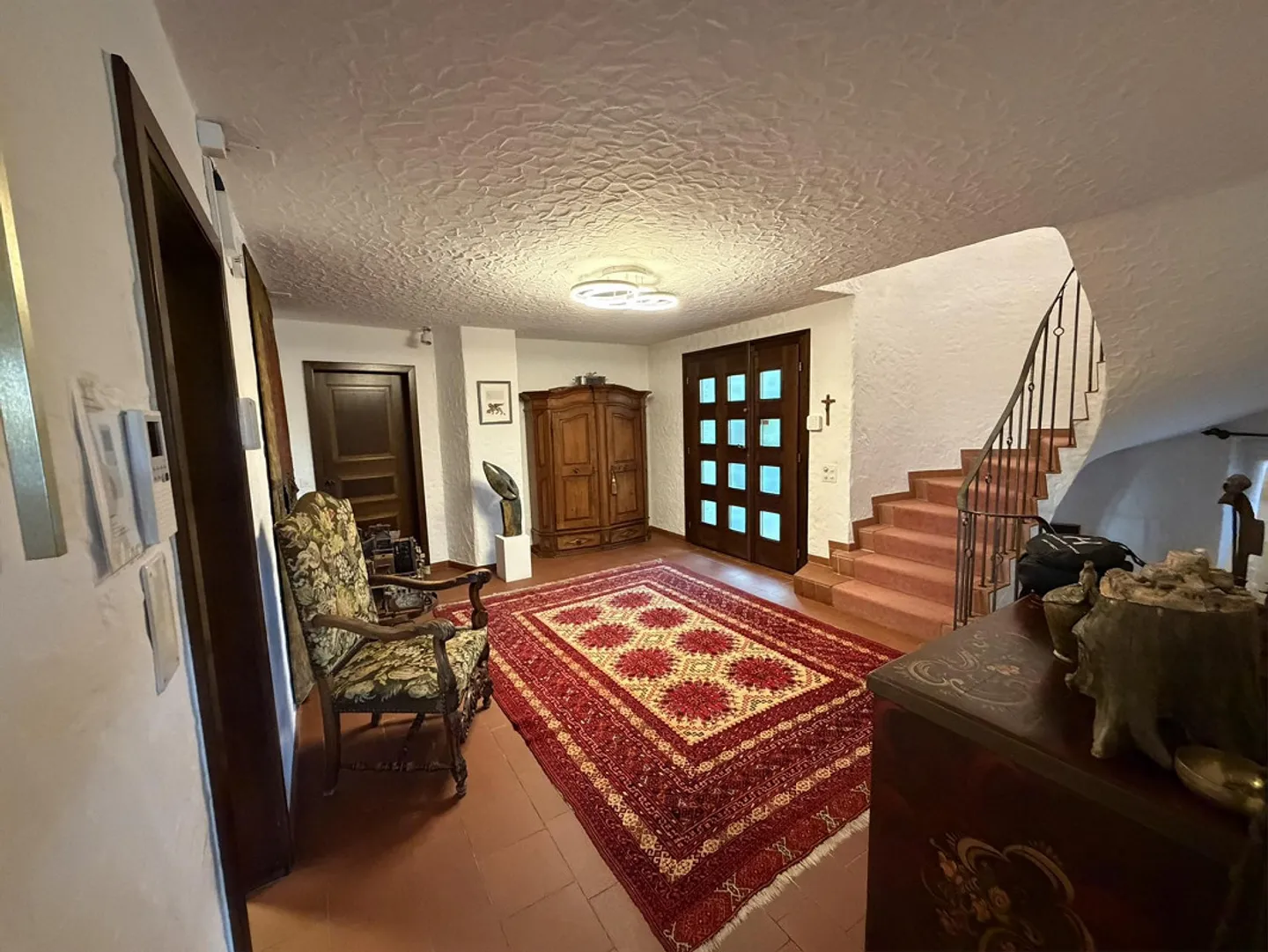 Maison individuelle de 7,5 pièces avec piscine intérieure et jardin paradisiaque - Photo 2 sur 17