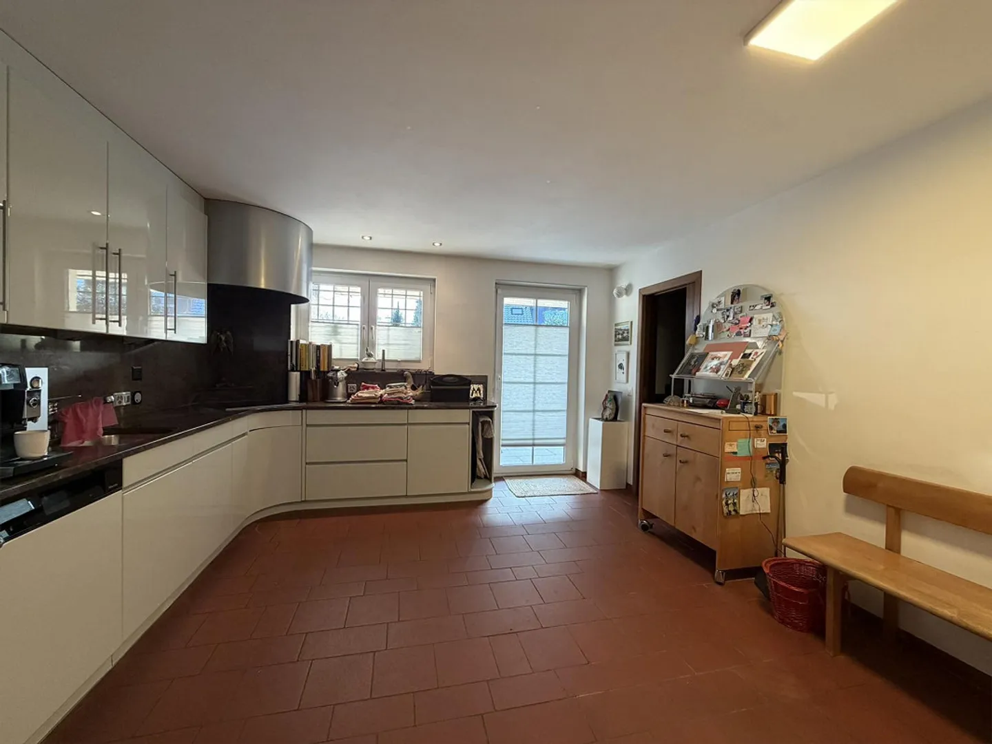 Maison individuelle de 7,5 pièces avec piscine intérieure et jardin paradisiaque - Photo 4 sur 17