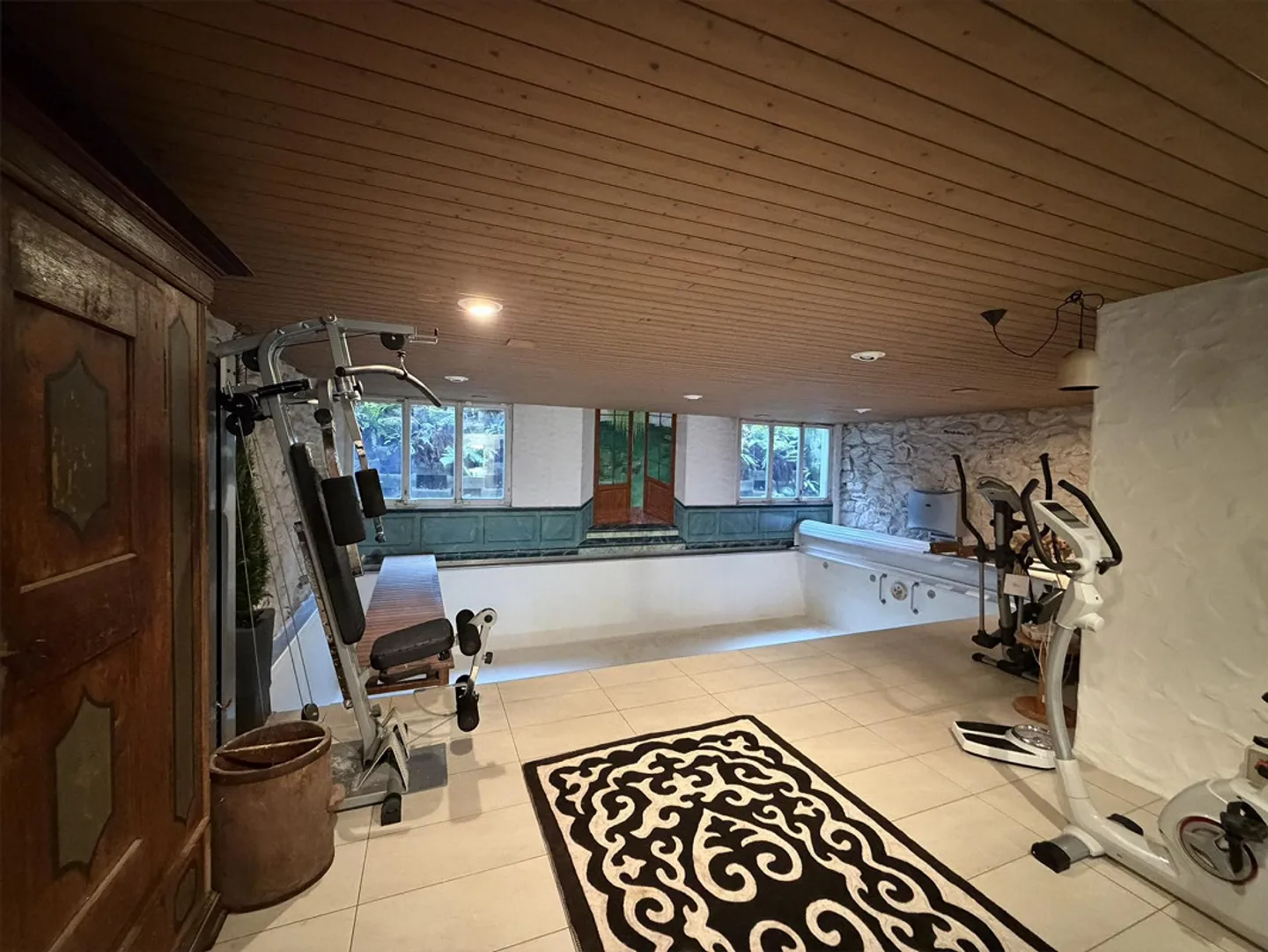 Maison individuelle de 7,5 pièces avec piscine intérieure et jardin paradisiaque - Photo 5 sur 17