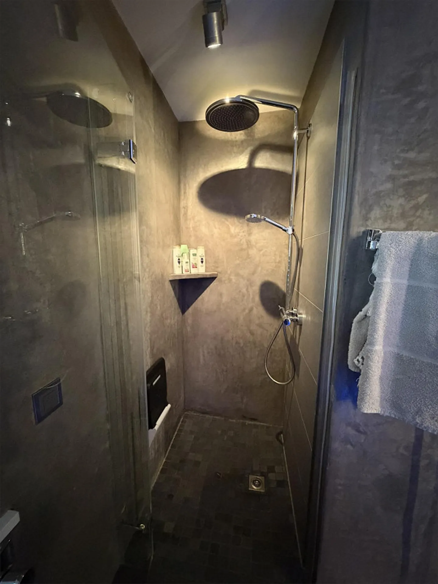 Maison individuelle de 7,5 pièces avec piscine intérieure et jardin paradisiaque - Photo 11 sur 17