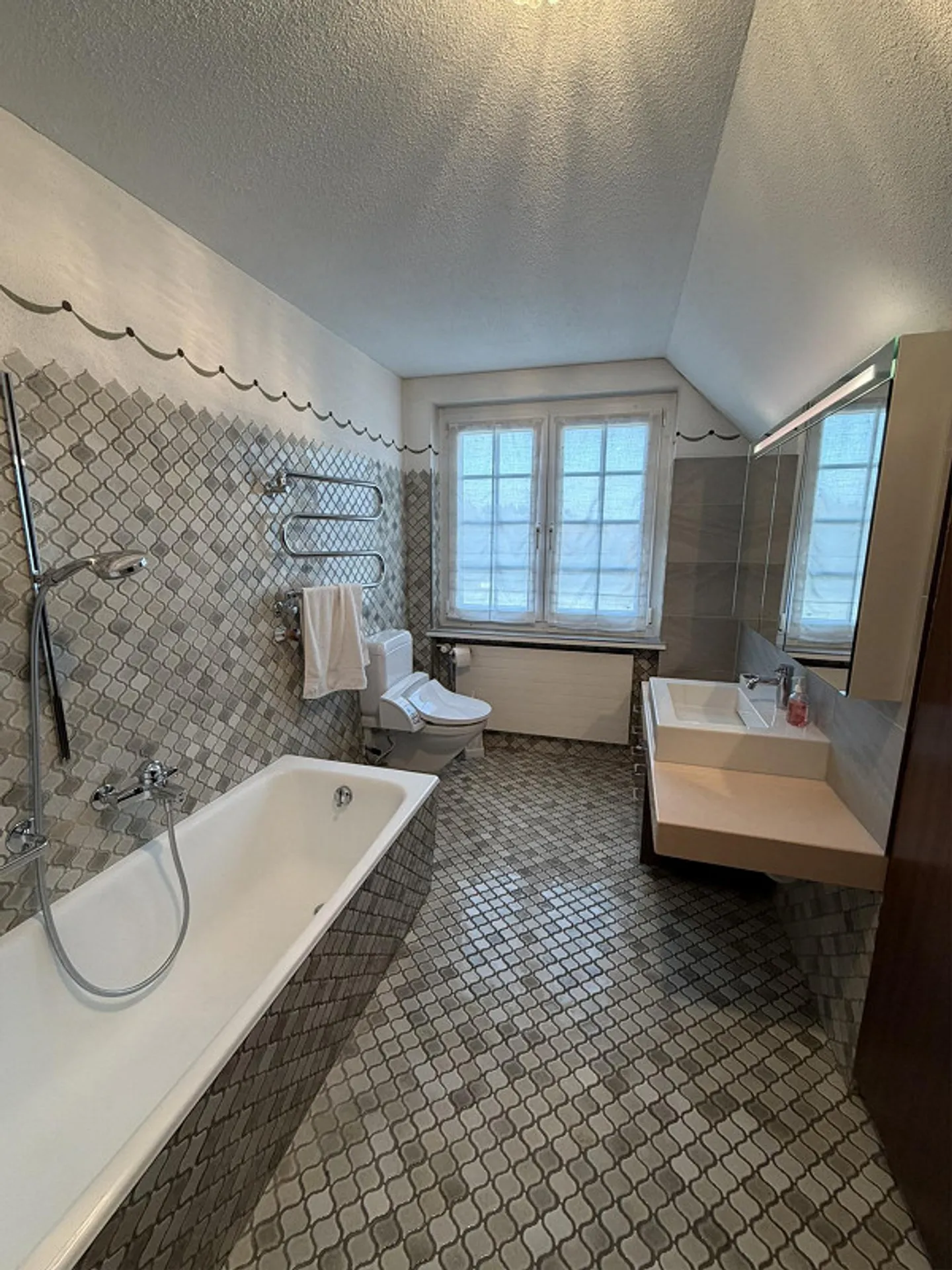 Maison individuelle de 7,5 pièces avec piscine intérieure et jardin paradisiaque - Photo 13 sur 17