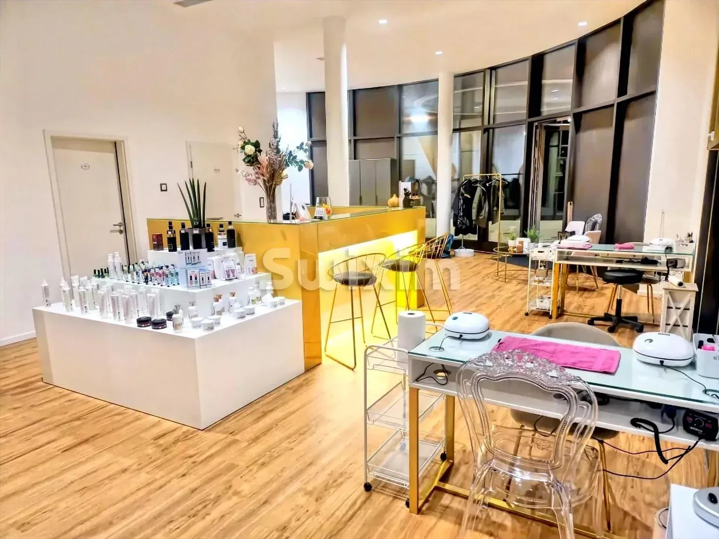 3-room Commercial Space - Photo 2 of 5