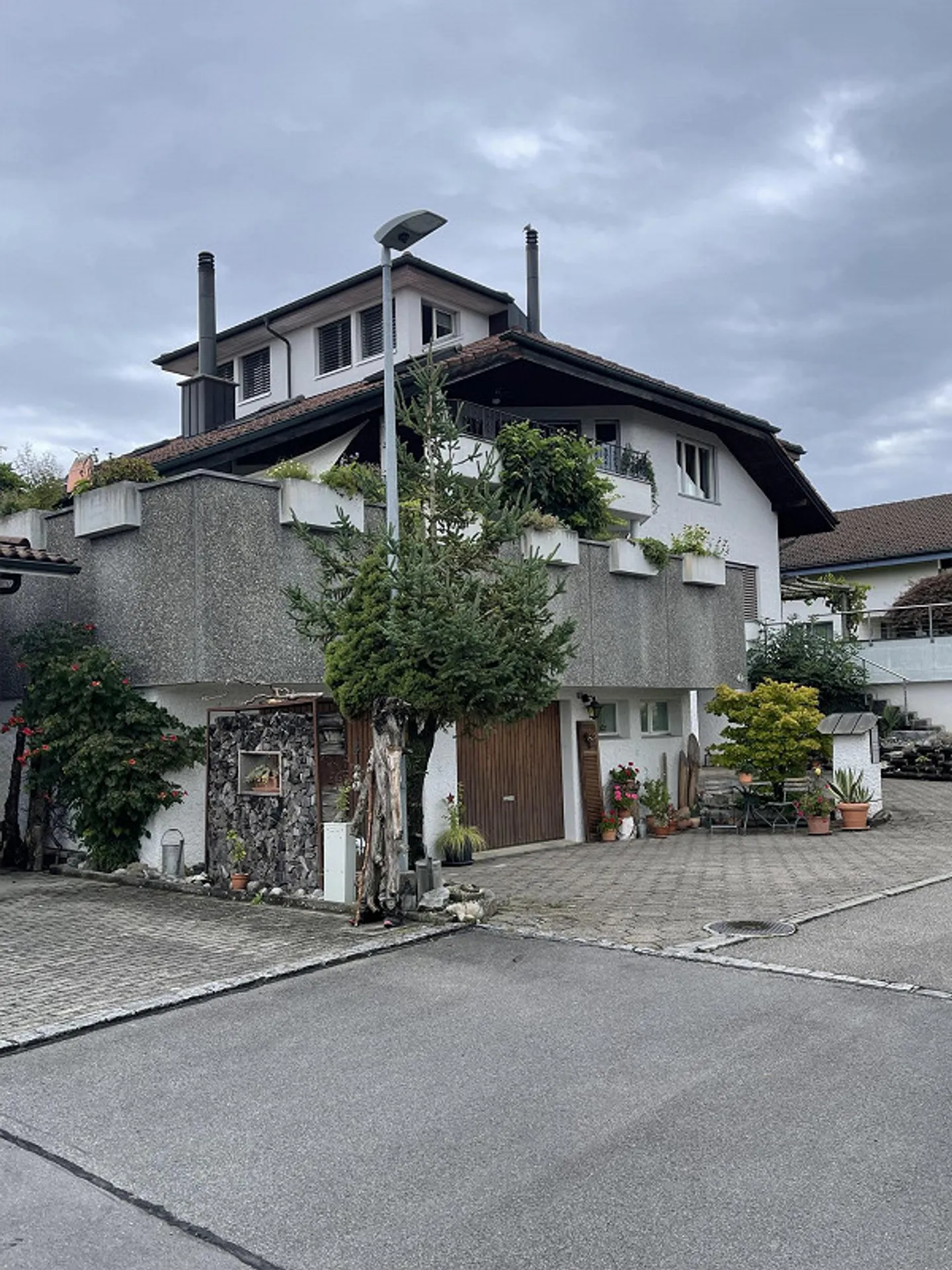 Maison trifamiliale dans un quartier résidentiel calme et familial - Photo 2 sur 16