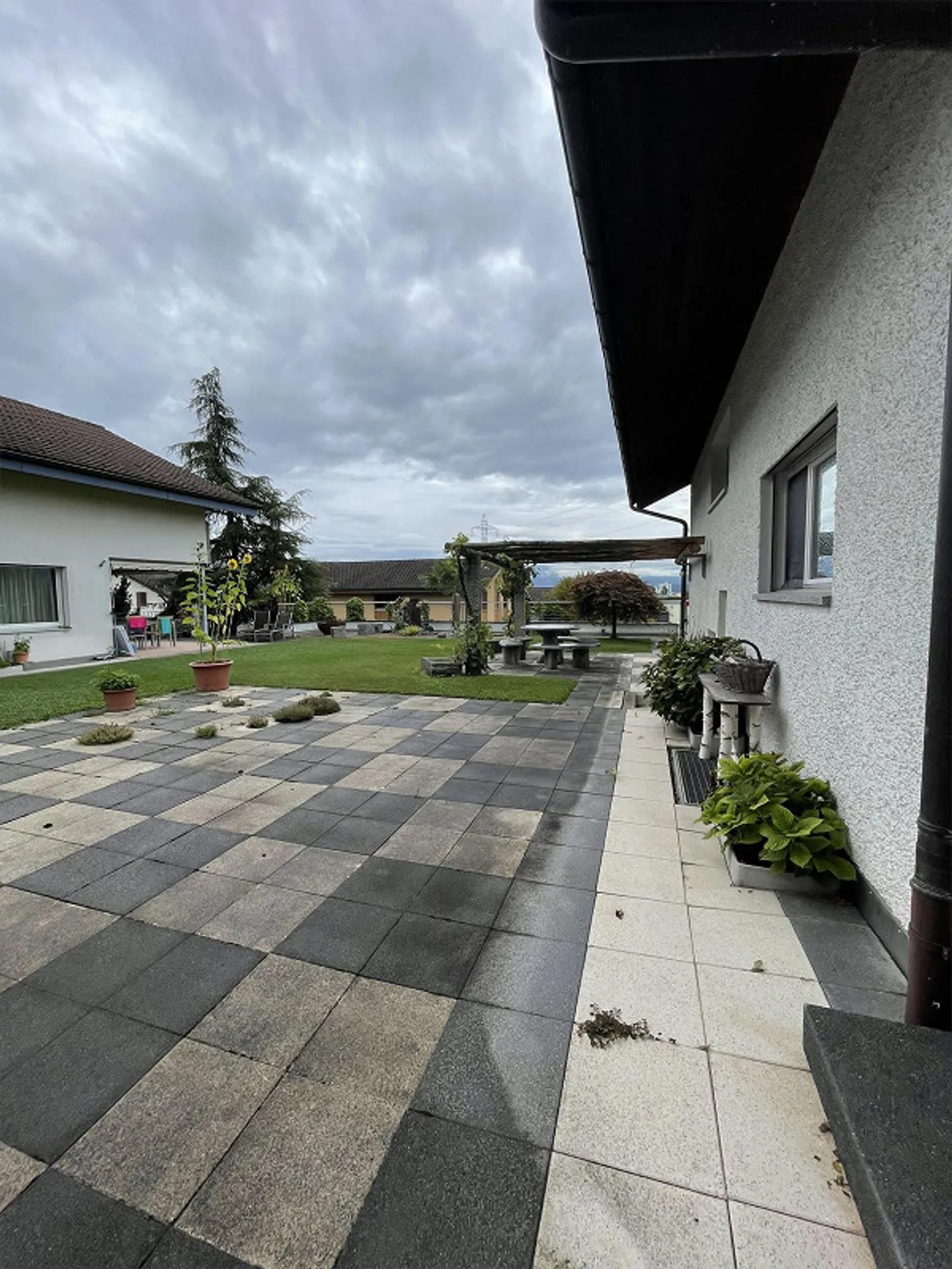 Maison trifamiliale dans un quartier résidentiel calme et familial - Photo 3 sur 16