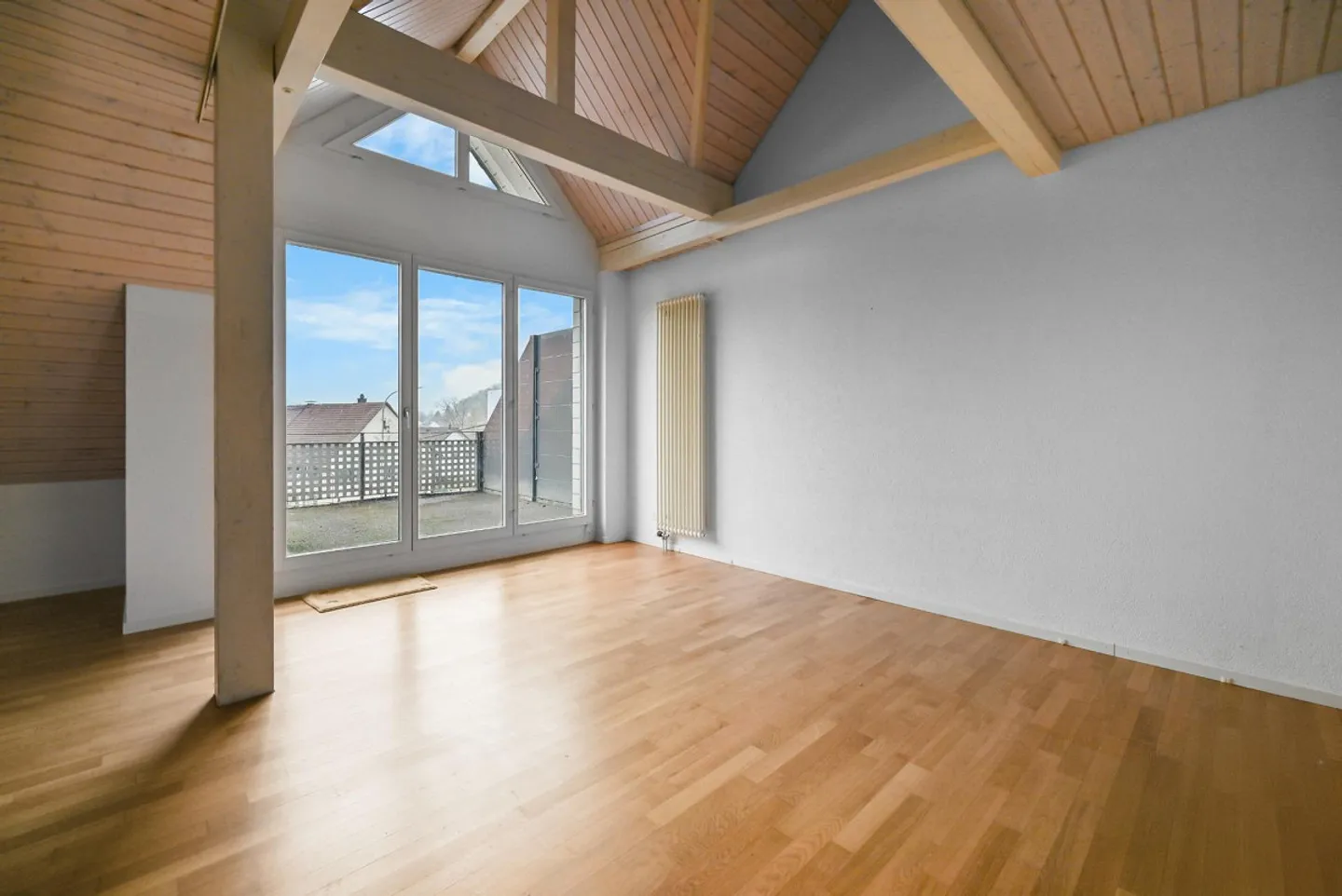 Large 3.5-Room Attic Apartment in Koblenz - Photo 2 of 13