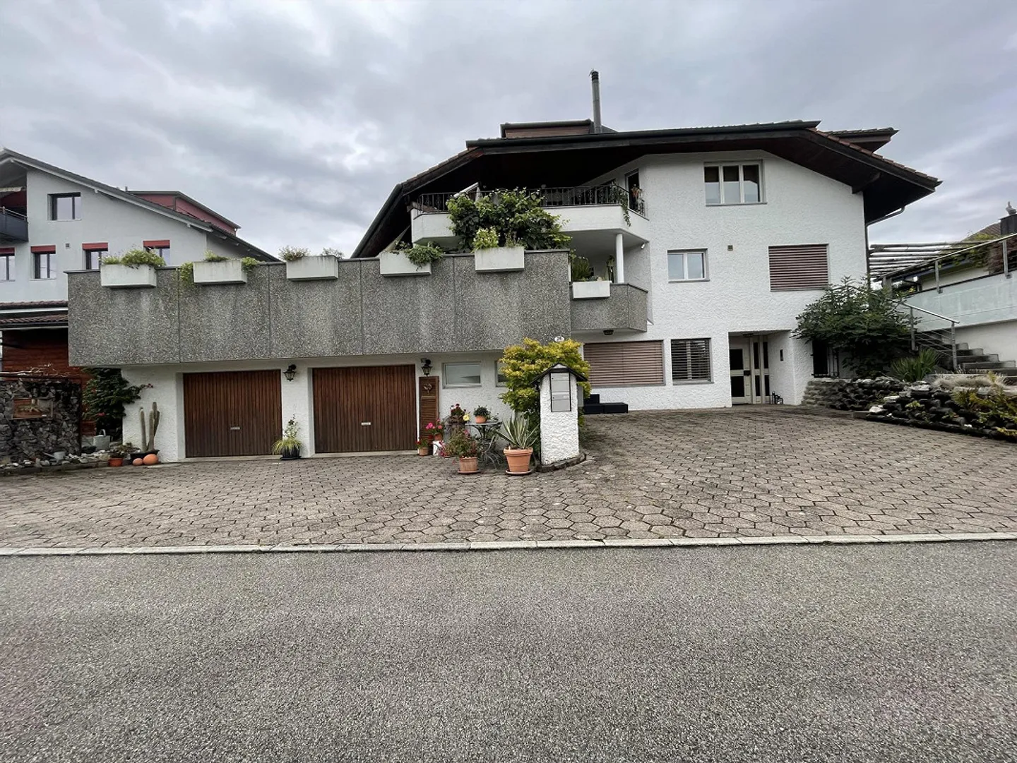 Maison trifamiliale dans un quartier résidentiel calme et familial - Photo 1 sur 16