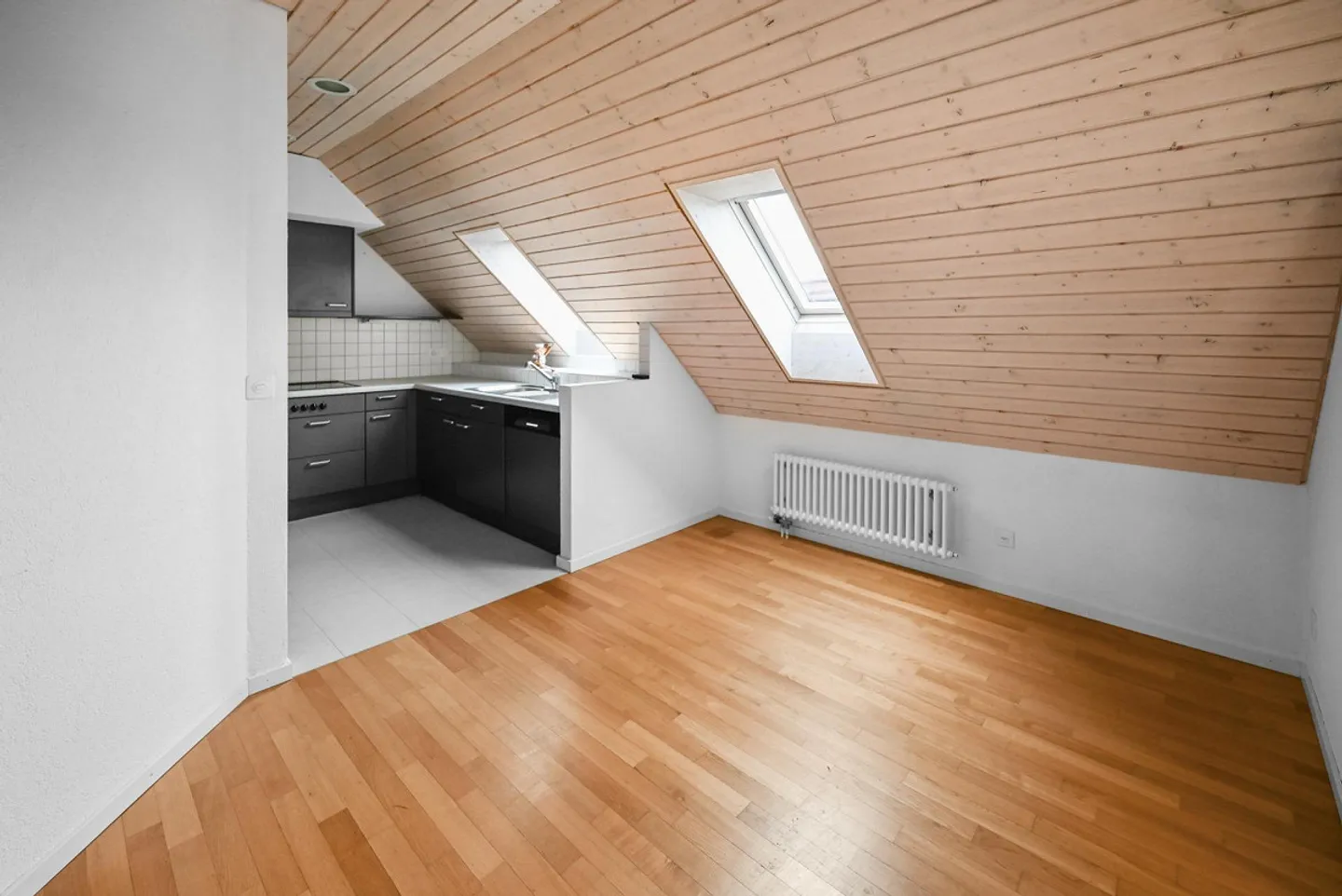 Large 3.5-Room Attic Apartment in Koblenz - Photo 3 of 13