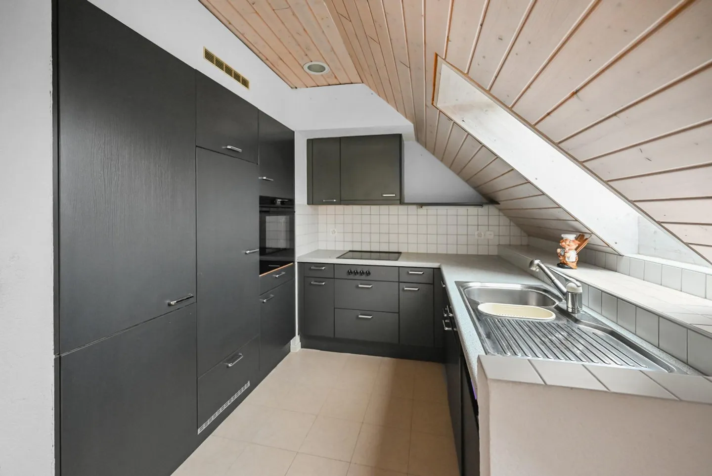 Large 3.5-Room Attic Apartment in Koblenz - Photo 4 of 13