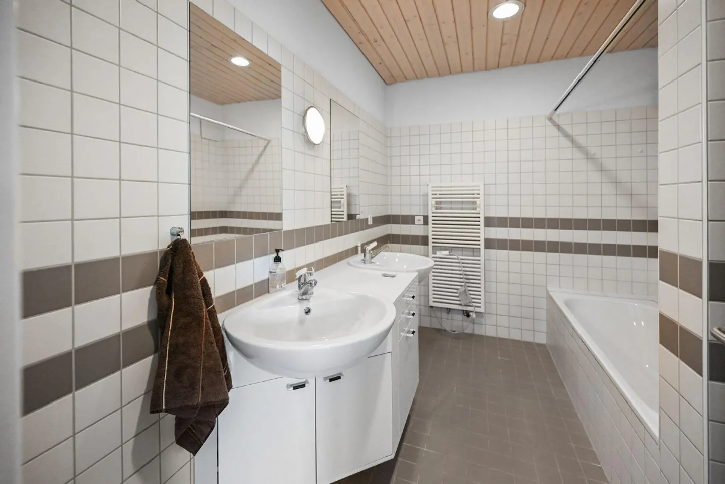 Large 3.5-Room Attic Apartment in Koblenz - Photo 10 of 13