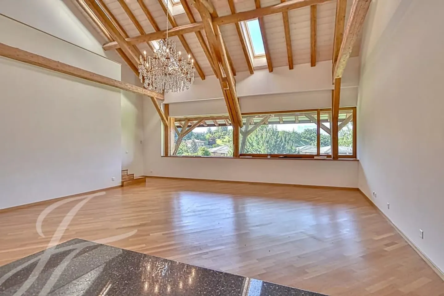 ESCLUSIVO!! Appartamento di 4,5 locali con volumi impressionanti - Foto 2 di 13