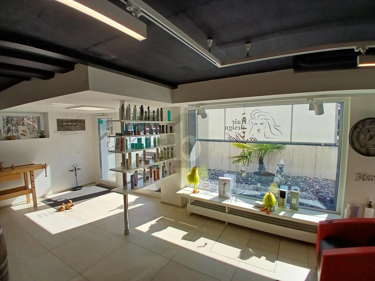 Modernes Gewerbeobjekt mit Parkplätzen - Foto 3 von 5