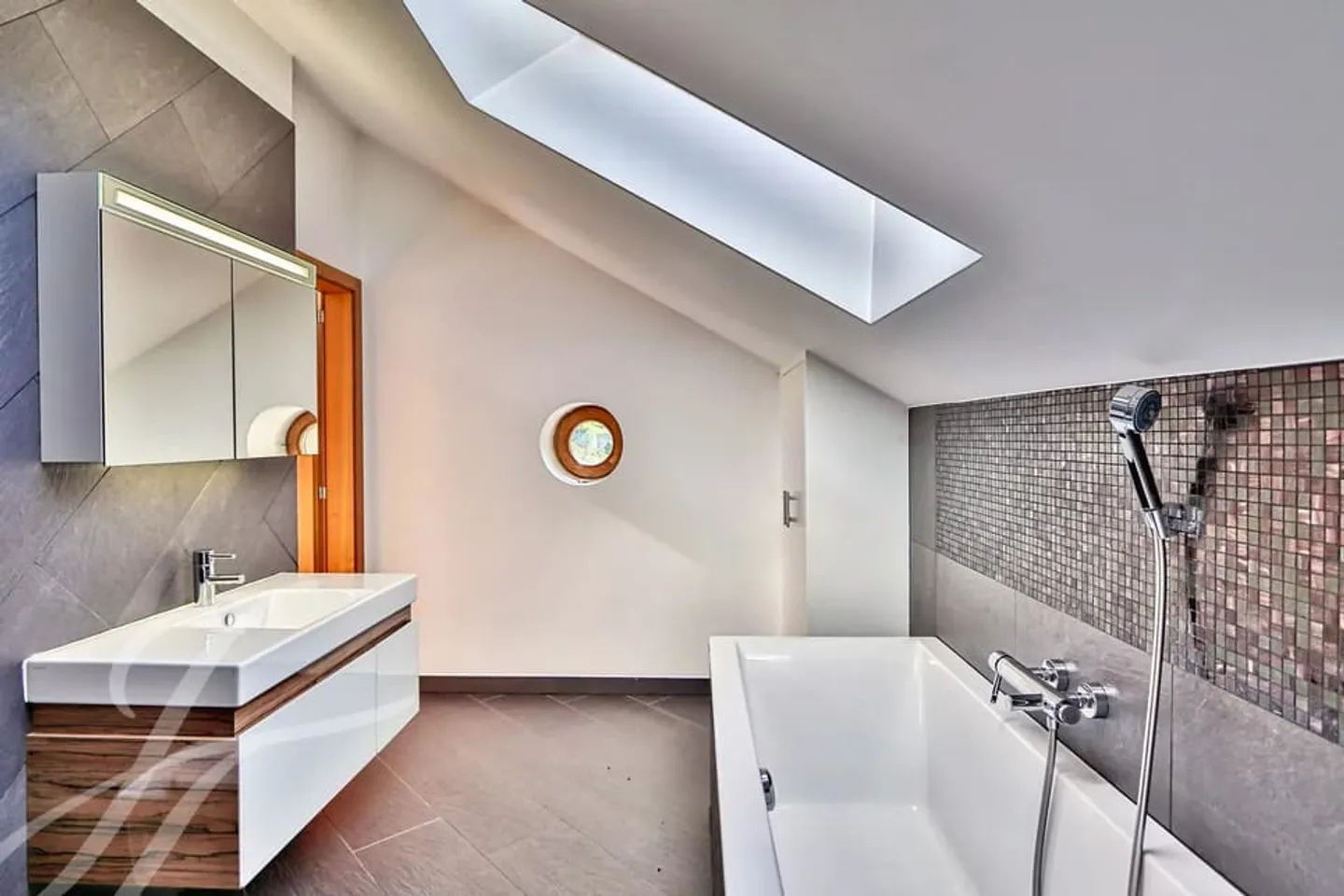 ESCLUSIVO!! Appartamento di 4,5 locali con volumi impressionanti - Foto 10 di 13