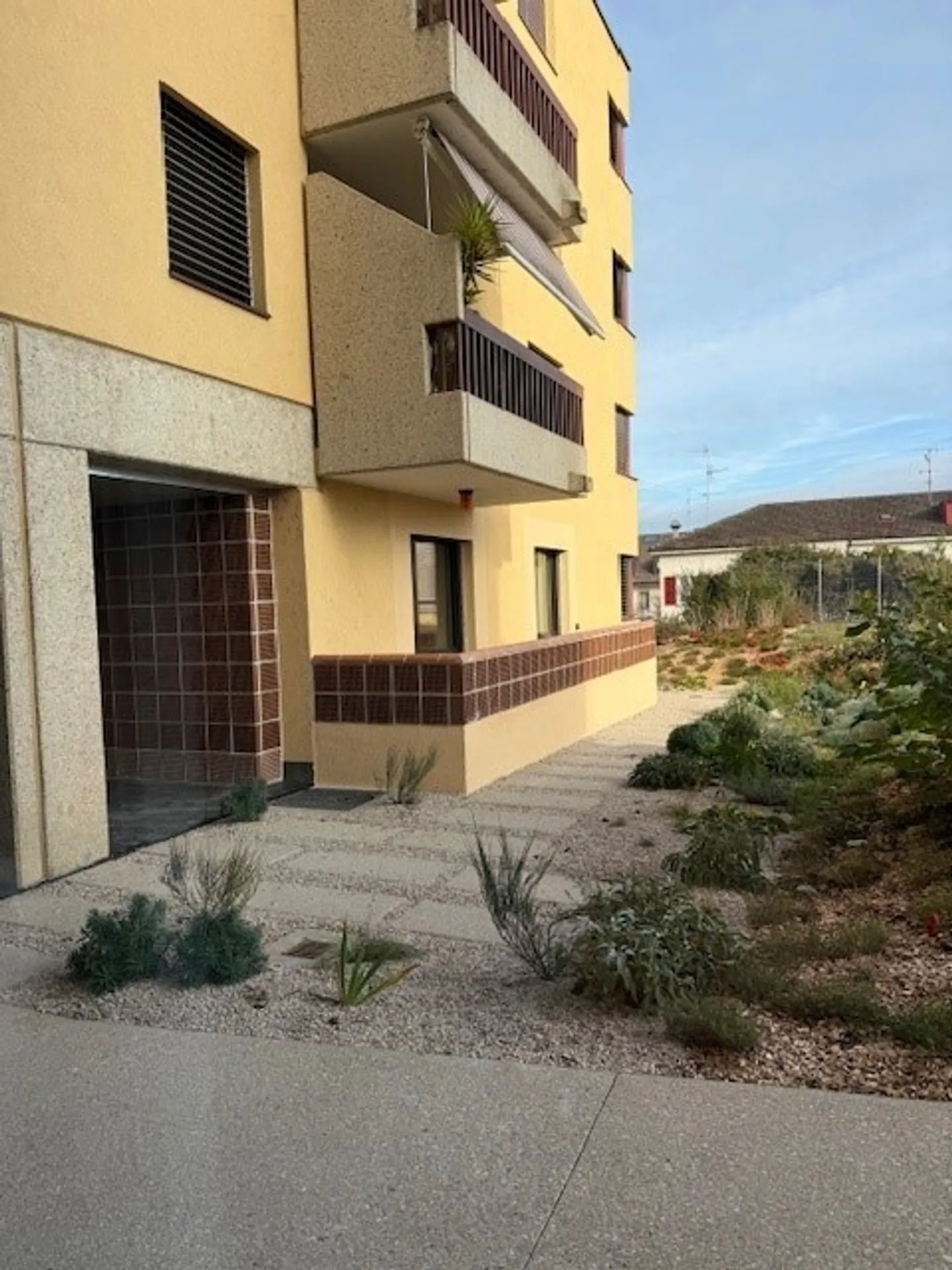 Bureaux d'env. 89 m² au rez-de-chaussée - Photo 1 sur 6