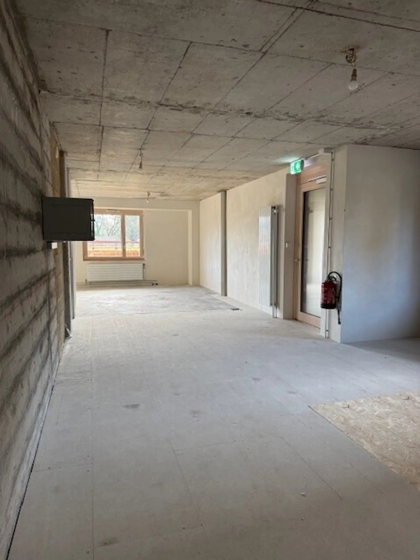 Bureaux d'env. 89 m² au rez-de-chaussée - Photo 2 sur 6