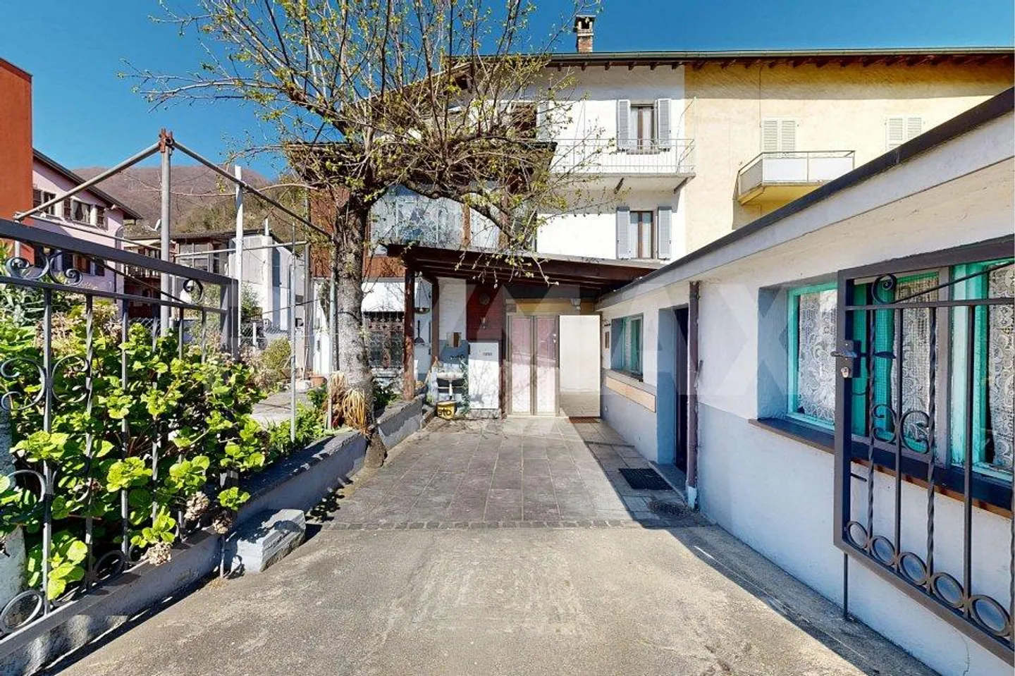 Maison mitoyenne en première périphérie - Photo 3 sur 13