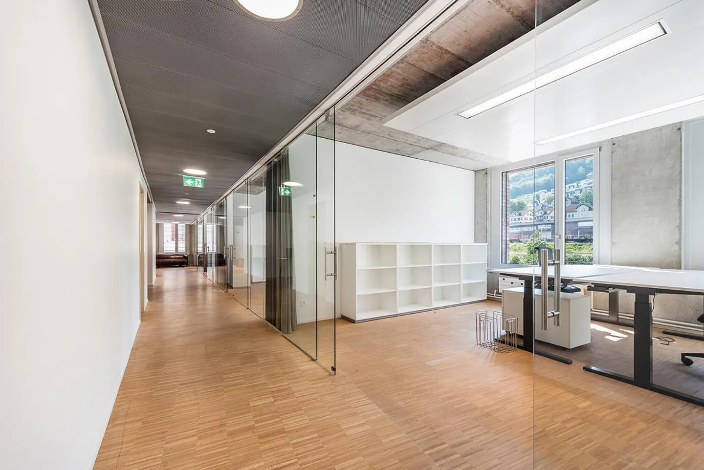 Concentration in the office, city life at the door - Photo 2 of 5