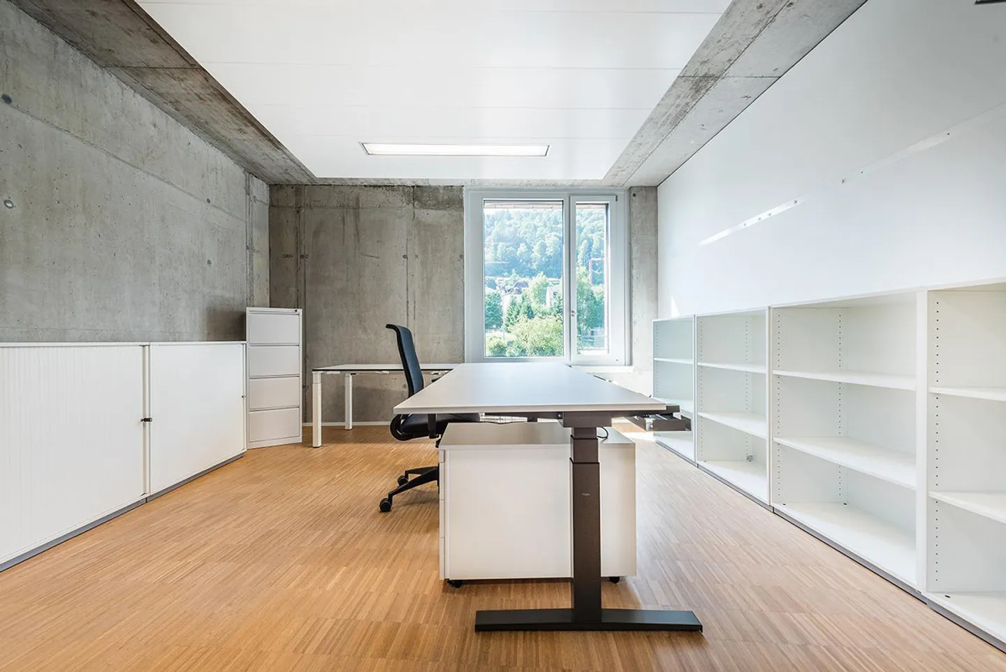 Concentration in the office, city life at the door - Photo 3 of 5