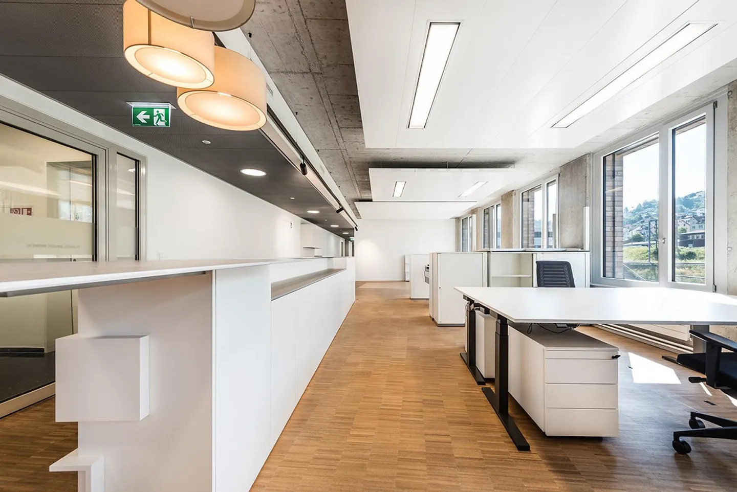 Concentration in the office, city life at the door - Photo 1 of 5