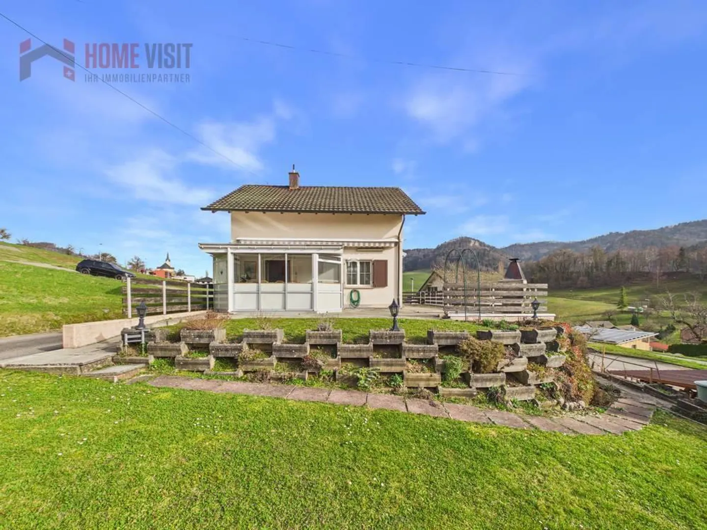 Single-family house with winter garden and beautiful valley view in the countryside - Photo 1 of 20