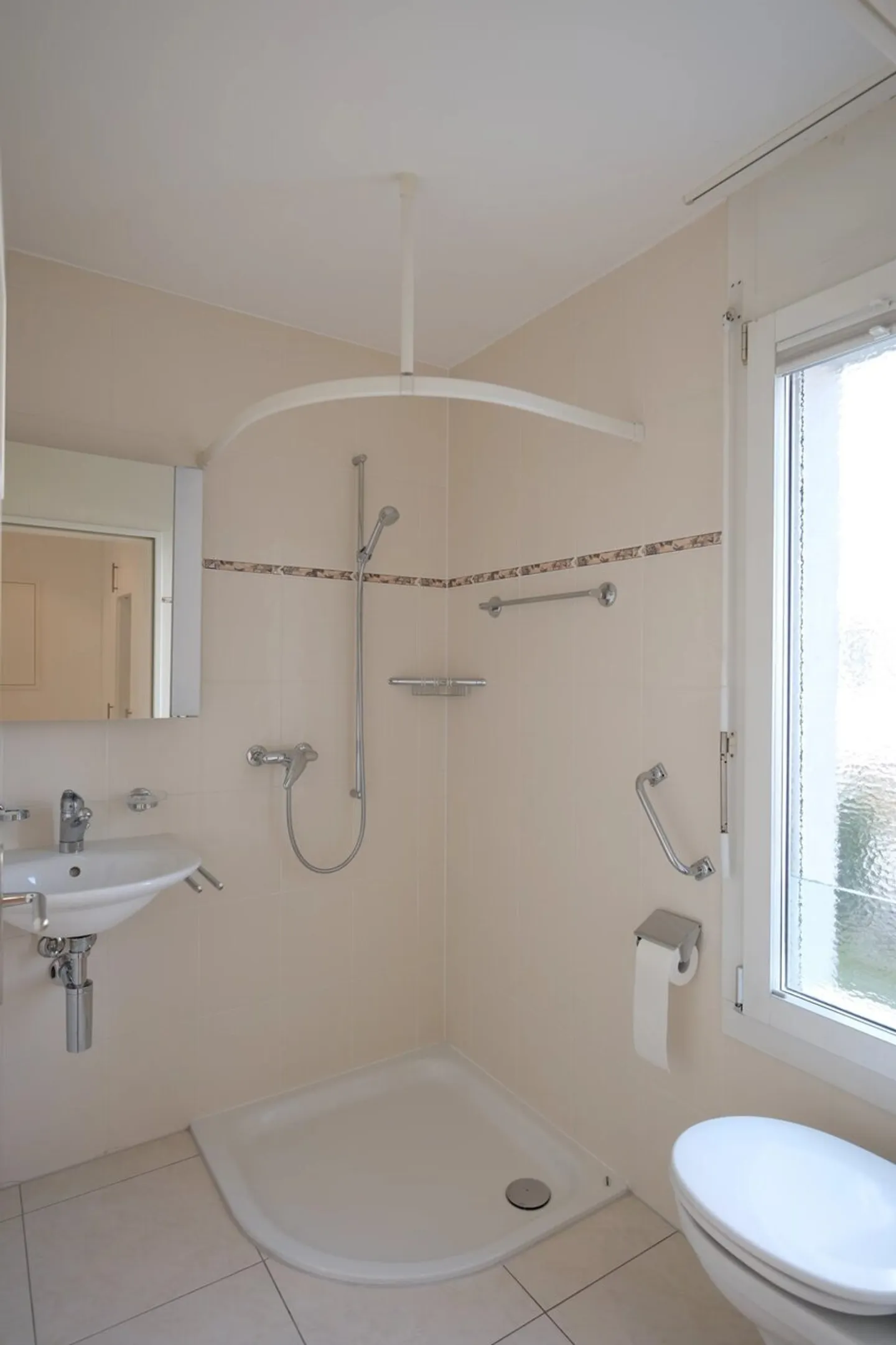 4.5 Z'-Apartment on the 1st floor with hobby room, cellar and two parking spaces - Photo 8 of 13