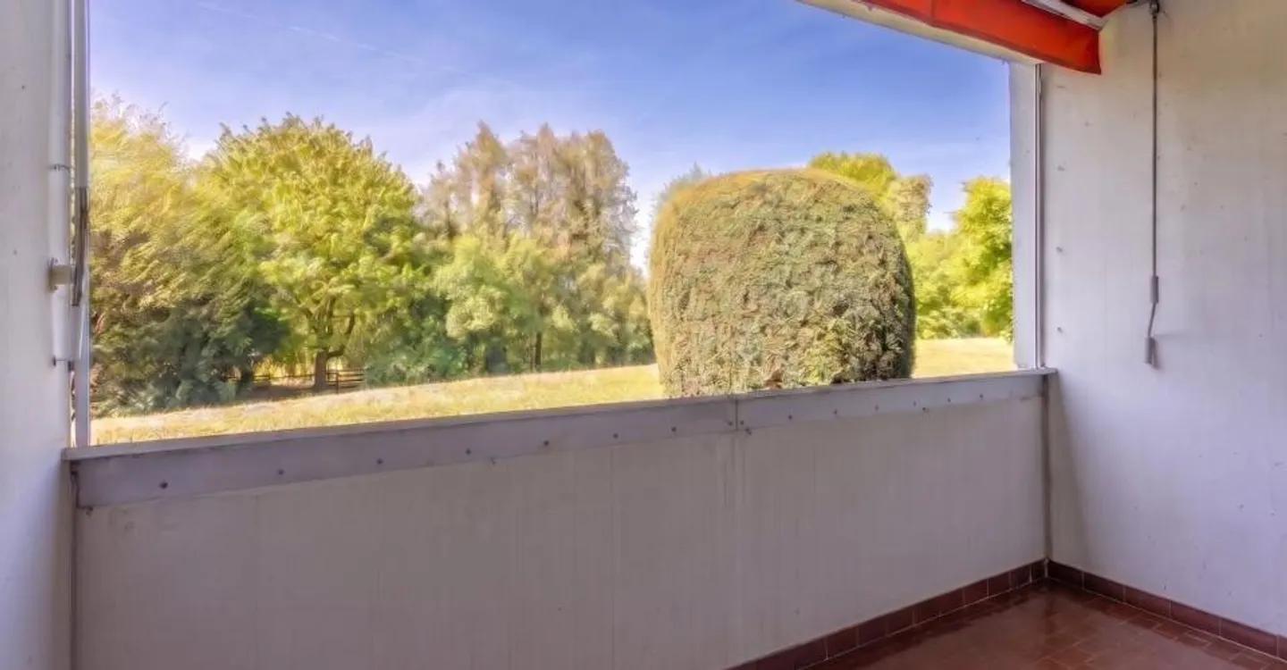 Im Herzen einer grünen Umgebung entdecken Sie diese geräumige 4,5-Zimmer-Wohnung mit Balkon. - Foto 1 von 9