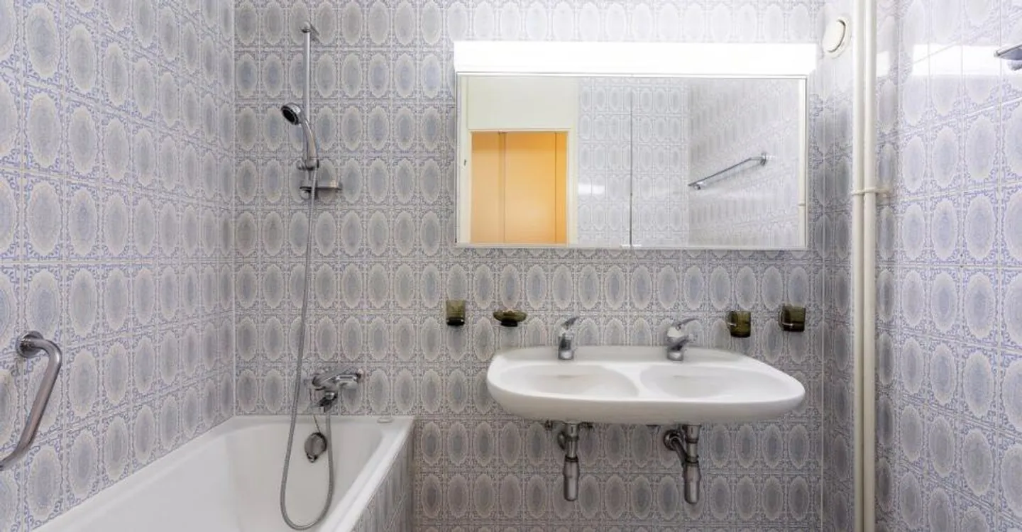 Im Herzen einer grünen Umgebung entdecken Sie diese geräumige 4,5-Zimmer-Wohnung mit Balkon. - Foto 4 von 9