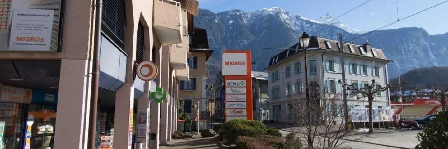 A 2 km dall'autostrada nel centro Migros, spazio commerciale, parcheggio - Foto 1 di 3