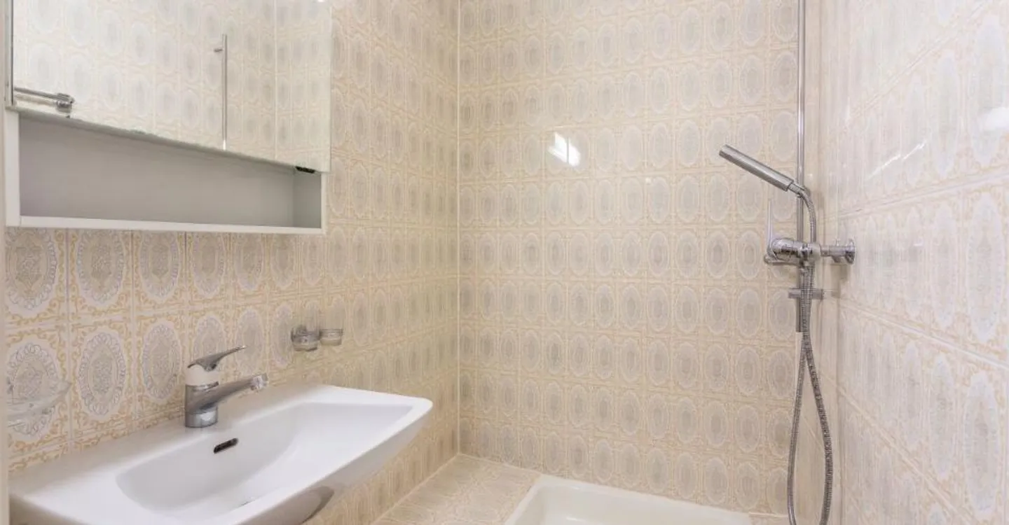 Im Herzen einer grünen Umgebung entdecken Sie diese geräumige 4,5-Zimmer-Wohnung mit Balkon. - Foto 5 von 9