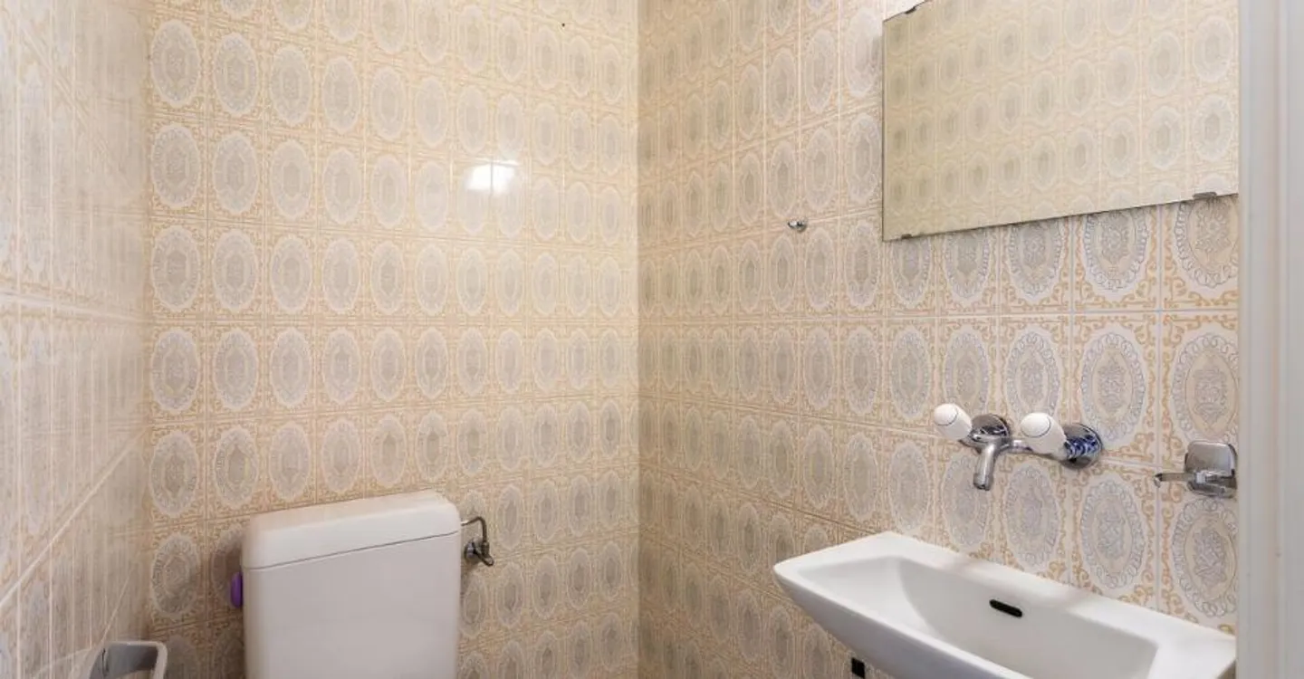 Im Herzen einer grünen Umgebung entdecken Sie diese geräumige 4,5-Zimmer-Wohnung mit Balkon. - Foto 6 von 9