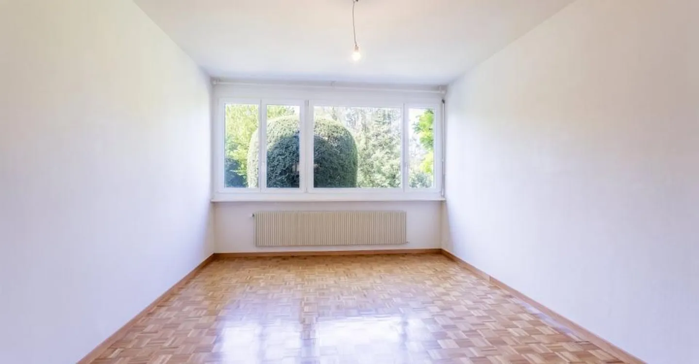 Im Herzen einer grünen Umgebung entdecken Sie diese geräumige 4,5-Zimmer-Wohnung mit Balkon. - Foto 7 von 9