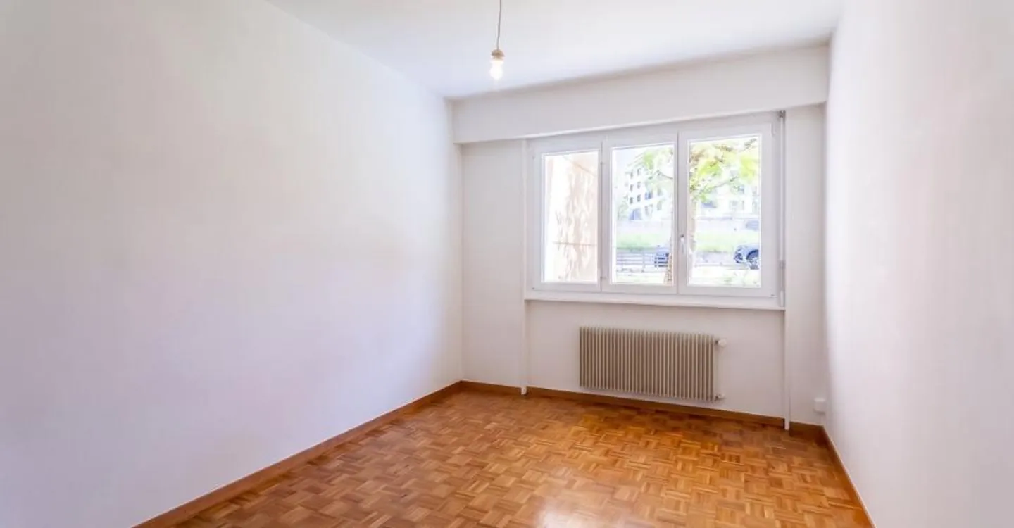 Im Herzen einer grünen Umgebung entdecken Sie diese geräumige 4,5-Zimmer-Wohnung mit Balkon. - Foto 8 von 9